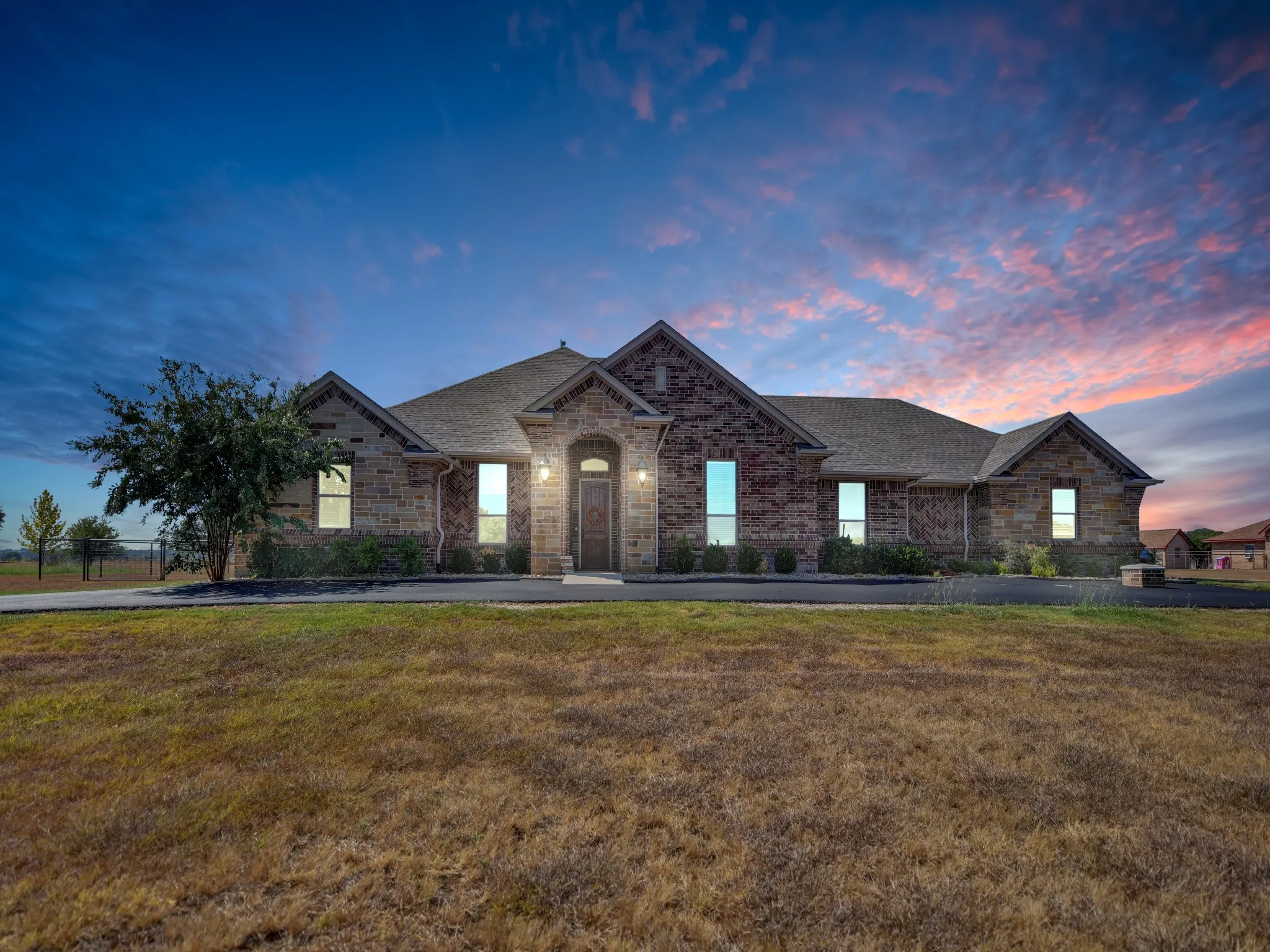 Single Family Residence For Sale in Hood County , 3601 Farm Land Court, Granbury, Texas 76048, 4 Bedroom, 3 Bathroom, 3 Garage spaces, 2,632 Sqft, built in 2021, mls#21394630, Real Estate Agent in Granbury, Homes For Sale in Hood county, Homes For Sale in Granbury, Realtor in Granbury Texas, Real Estate Brokerage Independent Realty Texas, Luminita Cordes Realtor
