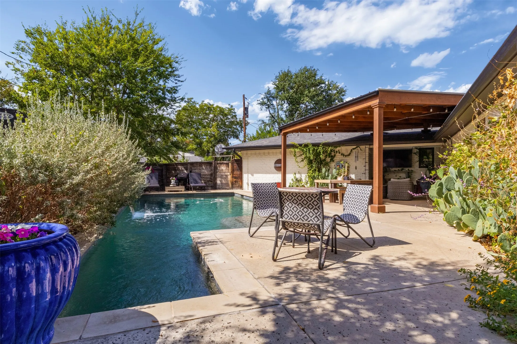Single Family Residence For Sale in Dallas County , 11132 Yorksprings Drive, Dallas, Texas 75218, 5 Bedroom, 3 Bathroom, 2 Garage spaces, 2,780 Sqft, built in 1969, mls#21392743, Real Estate Agent in Dallas, Homes For Sale in Dallas county, Homes For Sale in Dallas, Realtor in Dallas Texas, Real Estate Brokerage Independent Realty Texas, Luminita Cordes Realtor