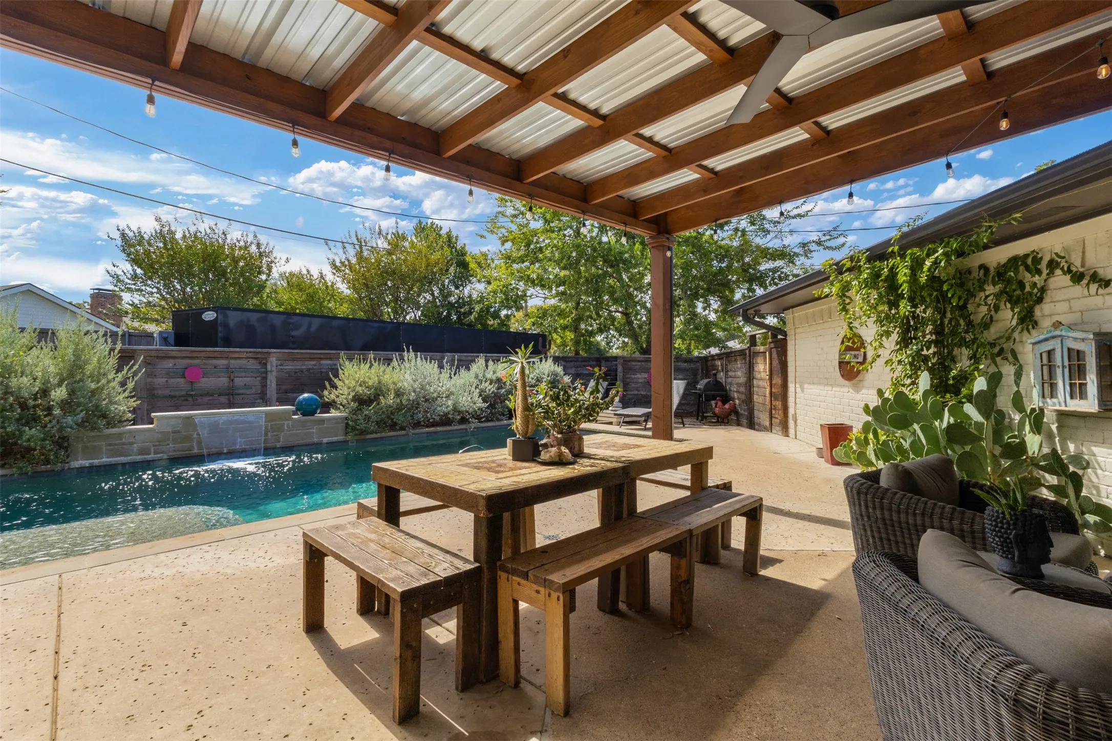 Single Family Residence For Sale in Dallas County , 11132 Yorksprings Drive, Dallas, Texas 75218, 5 Bedroom, 3 Bathroom, 2 Garage spaces, 2,780 Sqft, built in 1969, mls#21392743, Real Estate Agent in Dallas, Homes For Sale in Dallas county, Homes For Sale in Dallas, Realtor in Dallas Texas, Real Estate Brokerage Independent Realty Texas, Luminita Cordes Realtor