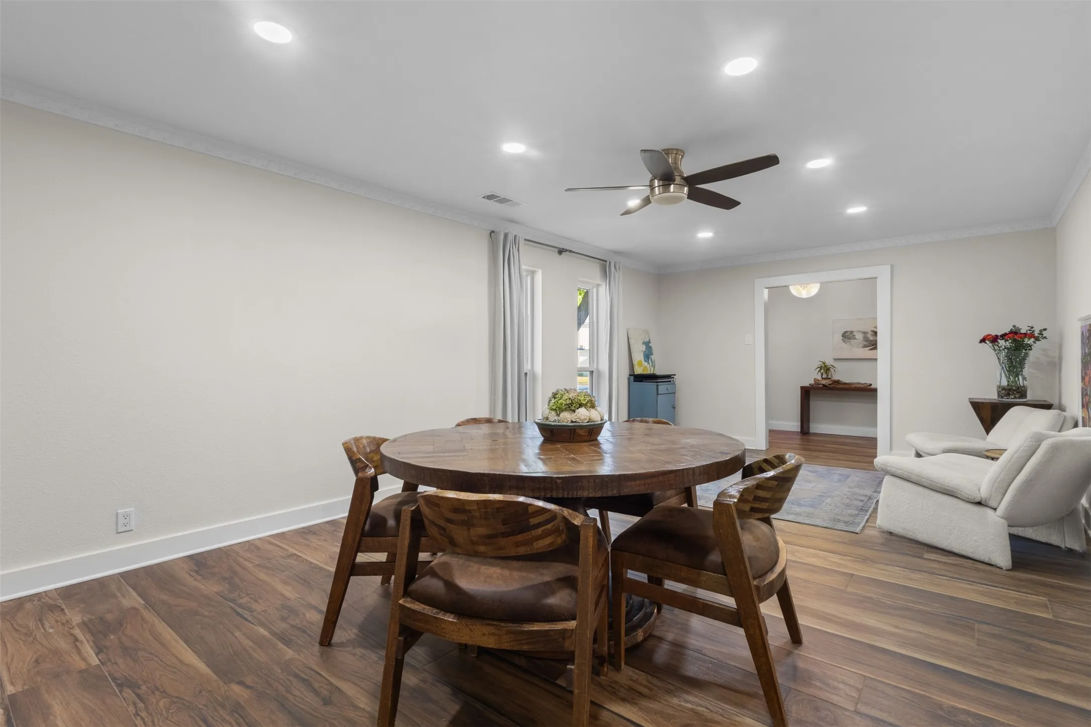 Single Family Residence For Sale in Dallas County , 11132 Yorksprings Drive, Dallas, Texas 75218, 5 Bedroom, 3 Bathroom, 2 Garage spaces, 2,780 Sqft, built in 1969, mls#21392743, Real Estate Agent in Dallas, Homes For Sale in Dallas county, Homes For Sale in Dallas, Realtor in Dallas Texas, Real Estate Brokerage Independent Realty Texas, Luminita Cordes Realtor