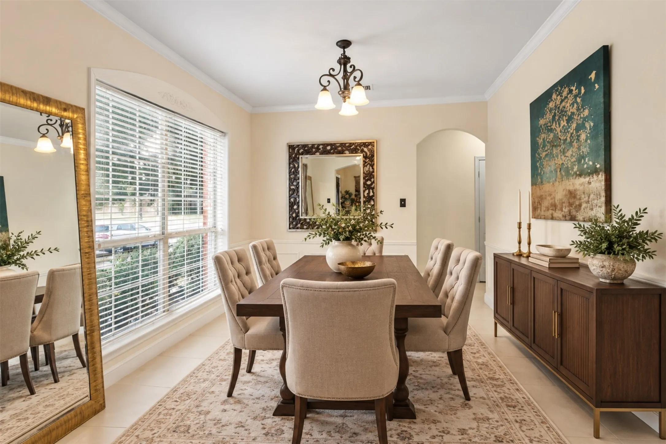 Virtually staged dining room