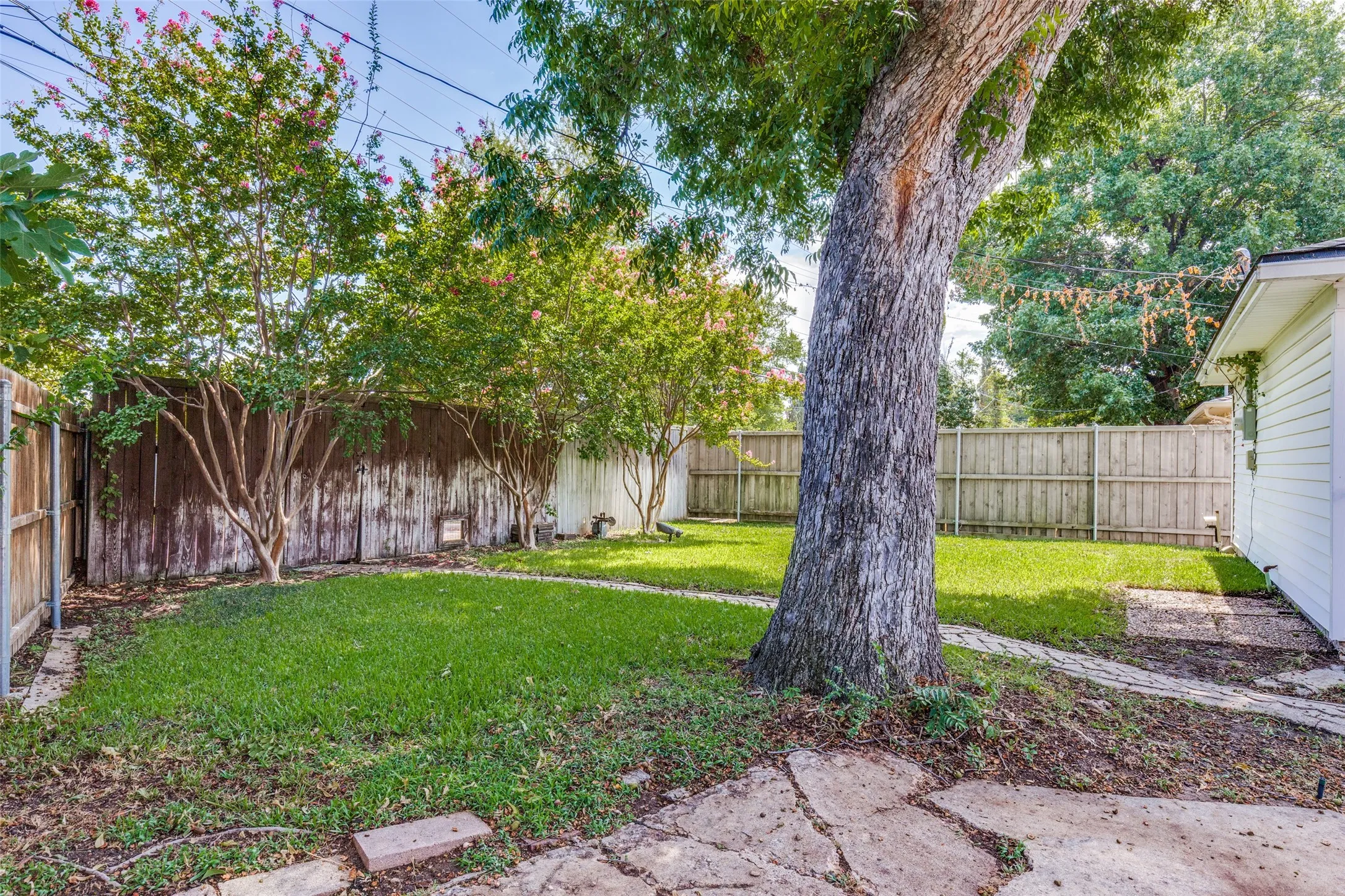 Single Family Residence For Sale in Dallas County , 8636 San Souci Drive, Dallas, Texas 75238, 3 Bedroom, 2 Bathroom, 2 Garage spaces, 1,944 Sqft, built in 1960, mls#21388064, Real Estate Agent in Dallas, Homes For Sale in Dallas county, Homes For Sale in Dallas, Realtor in Dallas Texas, Real Estate Brokerage Independent Realty Texas, Luminita Cordes Realtor