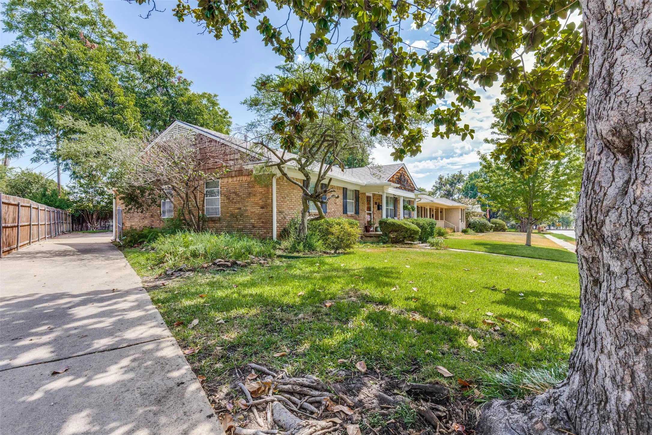 Single Family Residence For Sale in Dallas County , 8636 San Souci Drive, Dallas, Texas 75238, 3 Bedroom, 2 Bathroom, 2 Garage spaces, 1,944 Sqft, built in 1960, mls#21388064, Real Estate Agent in Dallas, Homes For Sale in Dallas county, Homes For Sale in Dallas, Realtor in Dallas Texas, Real Estate Brokerage Independent Realty Texas, Luminita Cordes Realtor