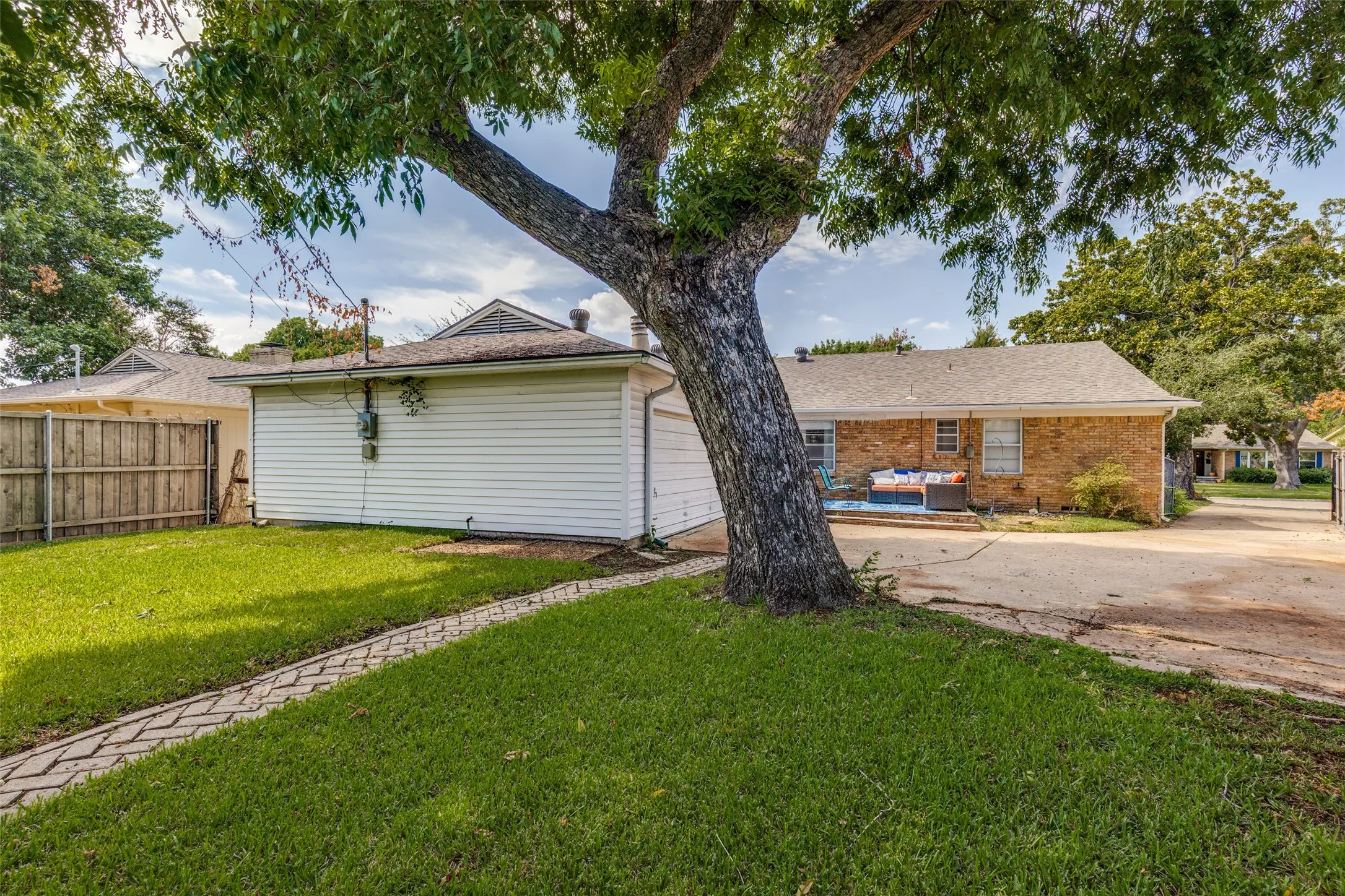 Single Family Residence For Sale in Dallas County , 8636 San Souci Drive, Dallas, Texas 75238, 3 Bedroom, 2 Bathroom, 2 Garage spaces, 1,944 Sqft, built in 1960, mls#21388064, Real Estate Agent in Dallas, Homes For Sale in Dallas county, Homes For Sale in Dallas, Realtor in Dallas Texas, Real Estate Brokerage Independent Realty Texas, Luminita Cordes Realtor