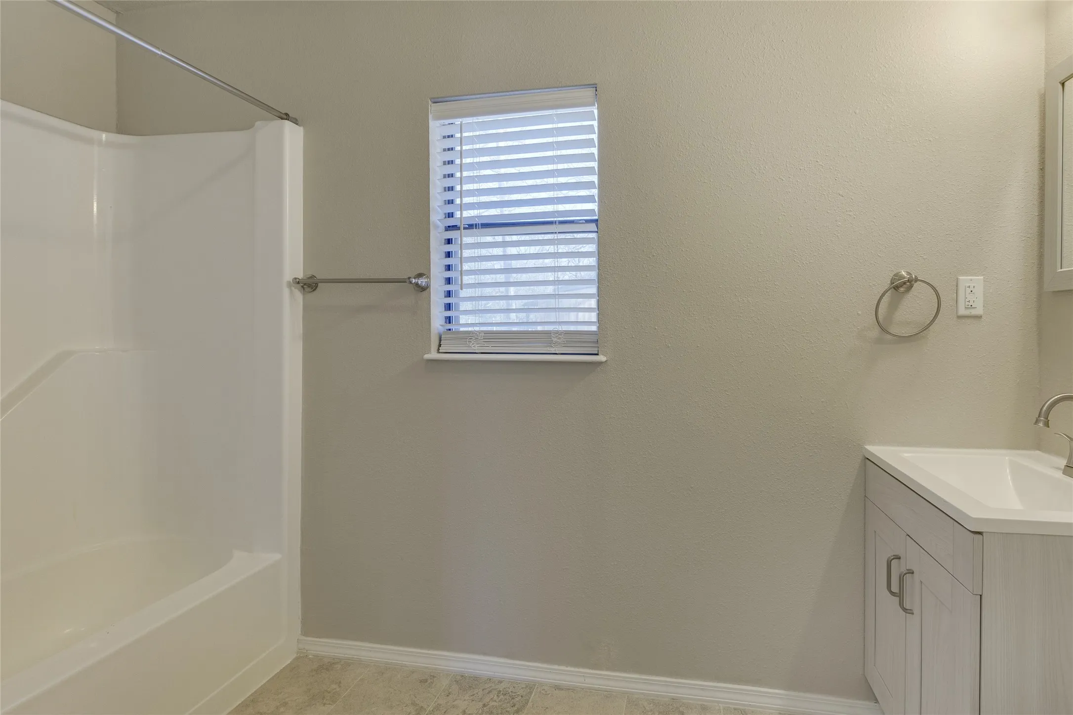 Single Family Residence For Rent in Henderson County , 157 Harborr Drive, Gun Barrel City, Texas 75156, 2 Bedroom, 2 Bathroom, Garage spaces, 1,260 Sqft, built in 1982, mls#21394356, Real Estate Agent in Gun Barrel City, Homes For Rent in Henderson county, Homes For Rent in Gun Barrel City, Realtor in Gun Barrel City Texas, Real Estate Brokerage Independent Realty Texas, Luminita Cordes Realtor
