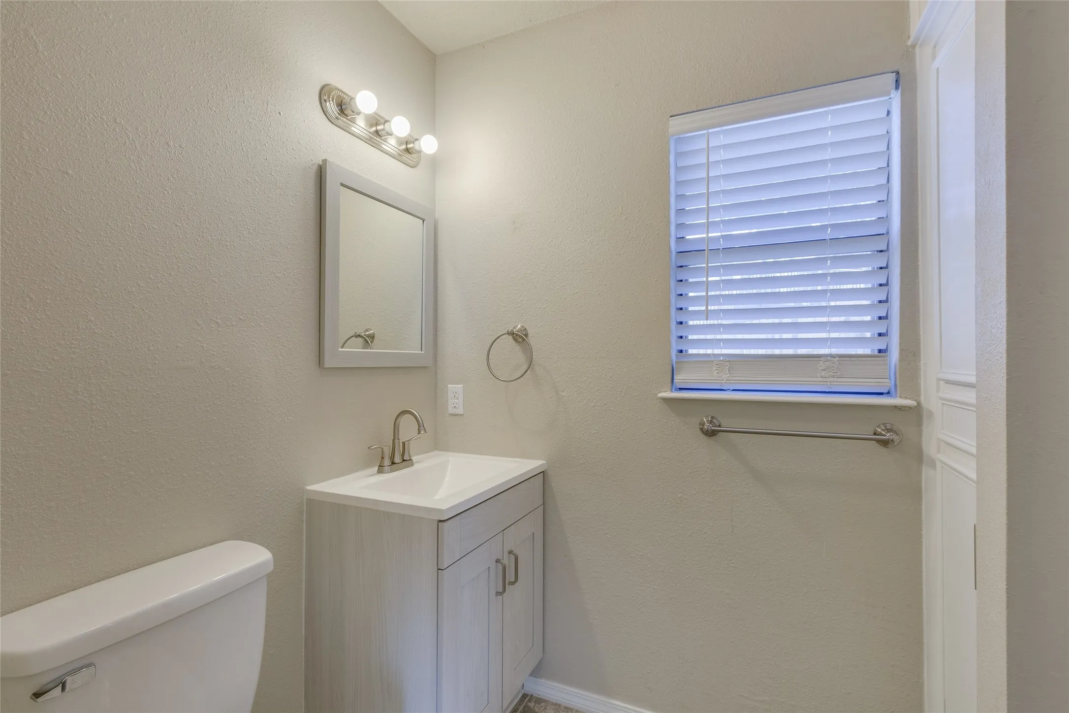 Single Family Residence For Rent in Henderson County , 157 Harborr Drive, Gun Barrel City, Texas 75156, 2 Bedroom, 2 Bathroom, Garage spaces, 1,260 Sqft, built in 1982, mls#21394356, Real Estate Agent in Gun Barrel City, Homes For Rent in Henderson county, Homes For Rent in Gun Barrel City, Realtor in Gun Barrel City Texas, Real Estate Brokerage Independent Realty Texas, Luminita Cordes Realtor