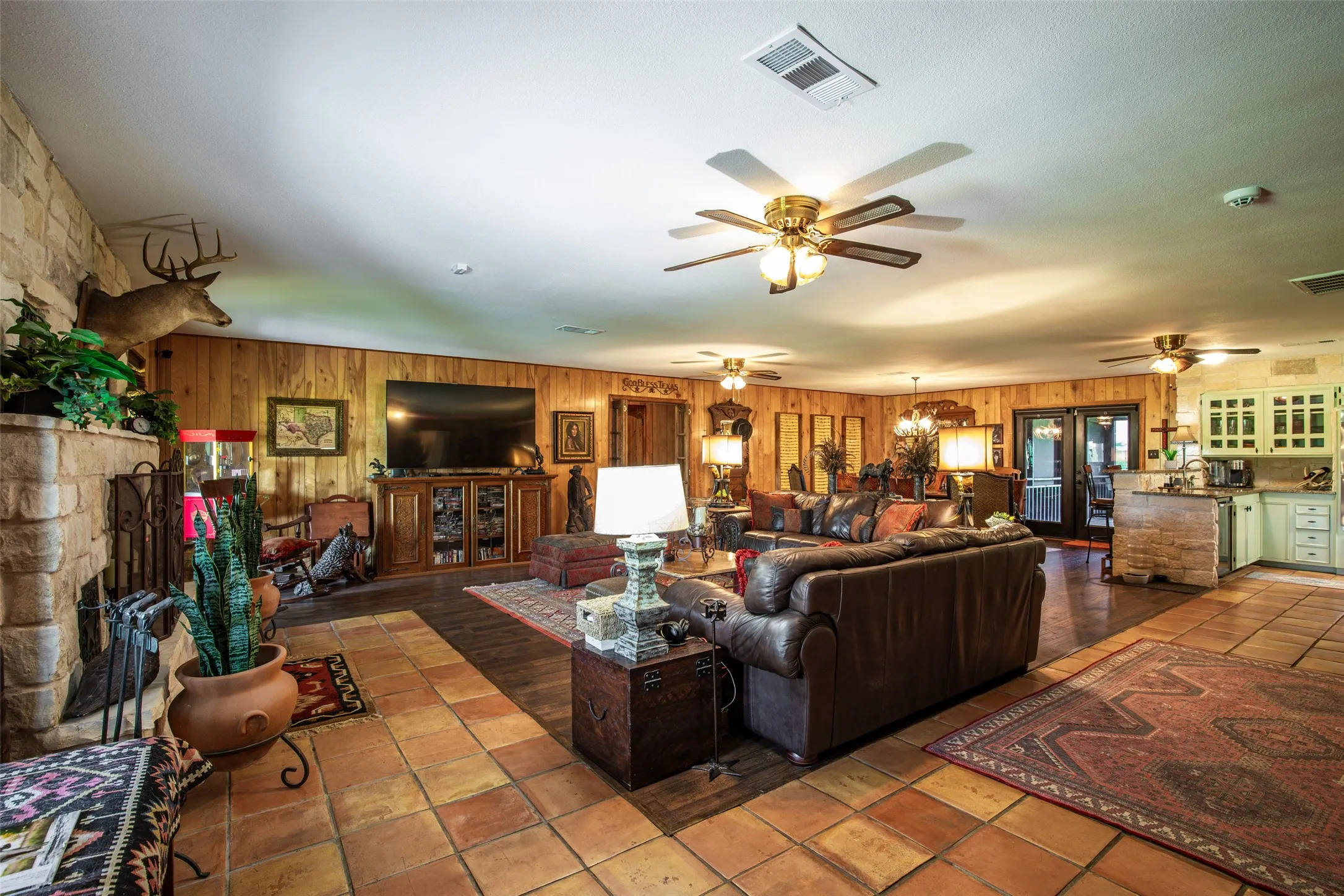 Single Family Residence For Sale in Montague County , 2043 Huddleston Road, Sunset, Texas 76270, 4 Bedroom, 2 Bathroom, 2 Garage spaces, 2,294 Sqft, built in 1990, mls#21394744, Real Estate Agent in Sunset, Homes For Sale in Montague county, Homes For Sale in Sunset, Realtor in Sunset Texas, Real Estate Brokerage Independent Realty Texas, Luminita Cordes Realtor
