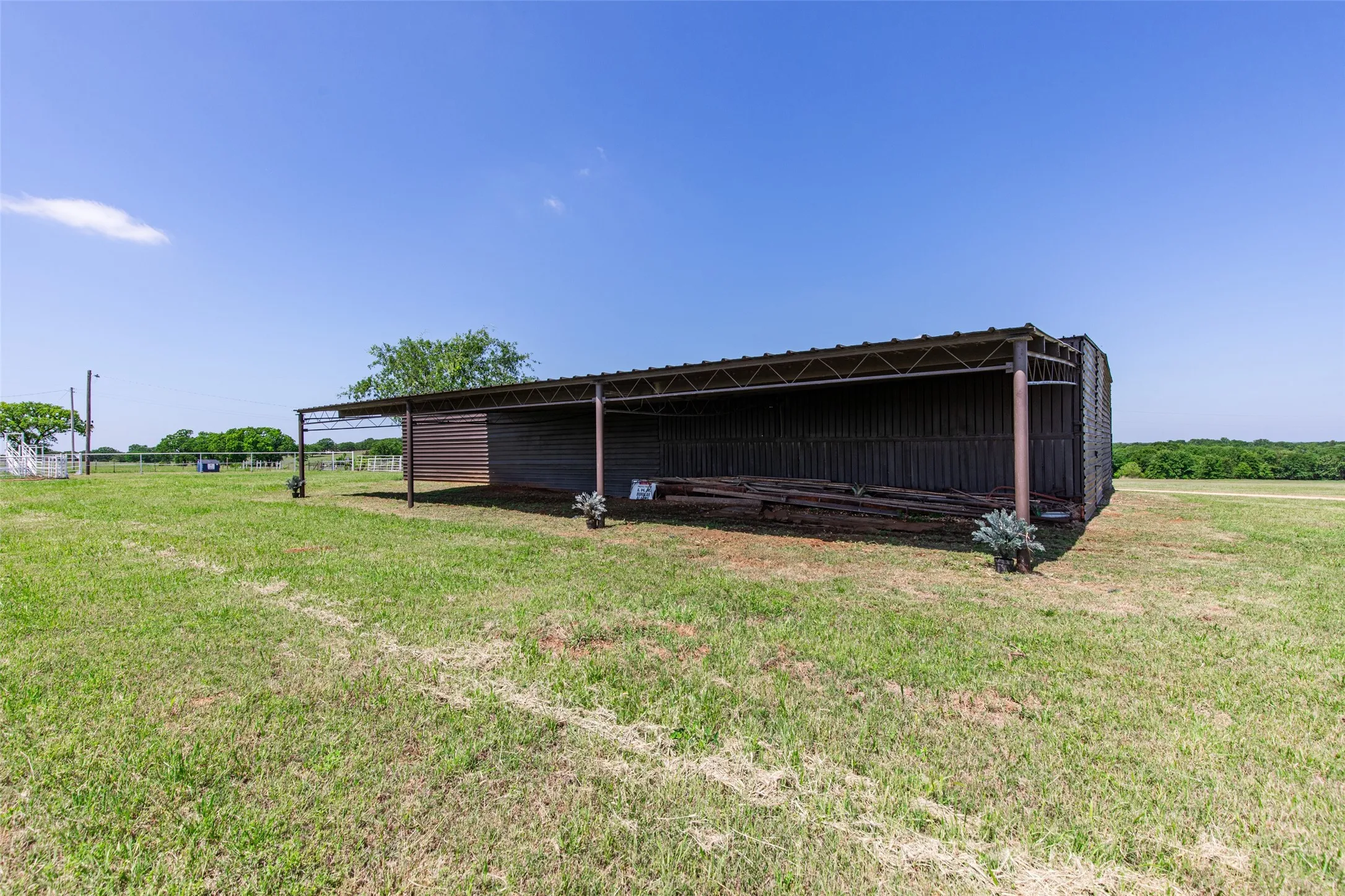 Single Family Residence For Sale in Montague County , 2043 Huddleston Road, Sunset, Texas 76270, 4 Bedroom, 2 Bathroom, 2 Garage spaces, 2,294 Sqft, built in 1990, mls#21394744, Real Estate Agent in Sunset, Homes For Sale in Montague county, Homes For Sale in Sunset, Realtor in Sunset Texas, Real Estate Brokerage Independent Realty Texas, Luminita Cordes Realtor
