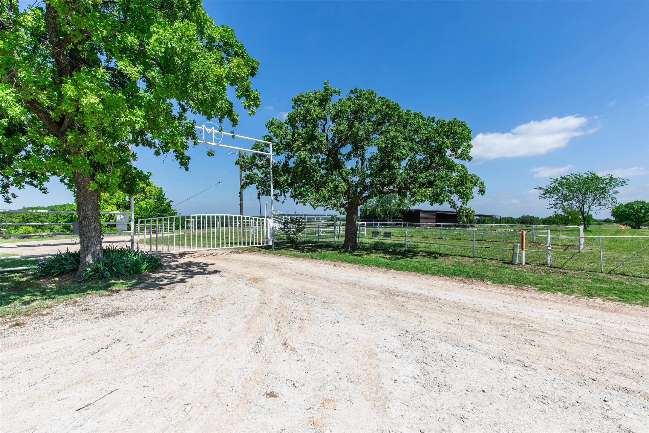 Single Family Residence For Sale in Montague County , 2043 Huddleston Road, Sunset, Texas 76270, 4 Bedroom, 2 Bathroom, 2 Garage spaces, 2,294 Sqft, built in 1990, mls#21394744, Real Estate Agent in Sunset, Homes For Sale in Montague county, Homes For Sale in Sunset, Realtor in Sunset Texas, Real Estate Brokerage Independent Realty Texas, Luminita Cordes Realtor