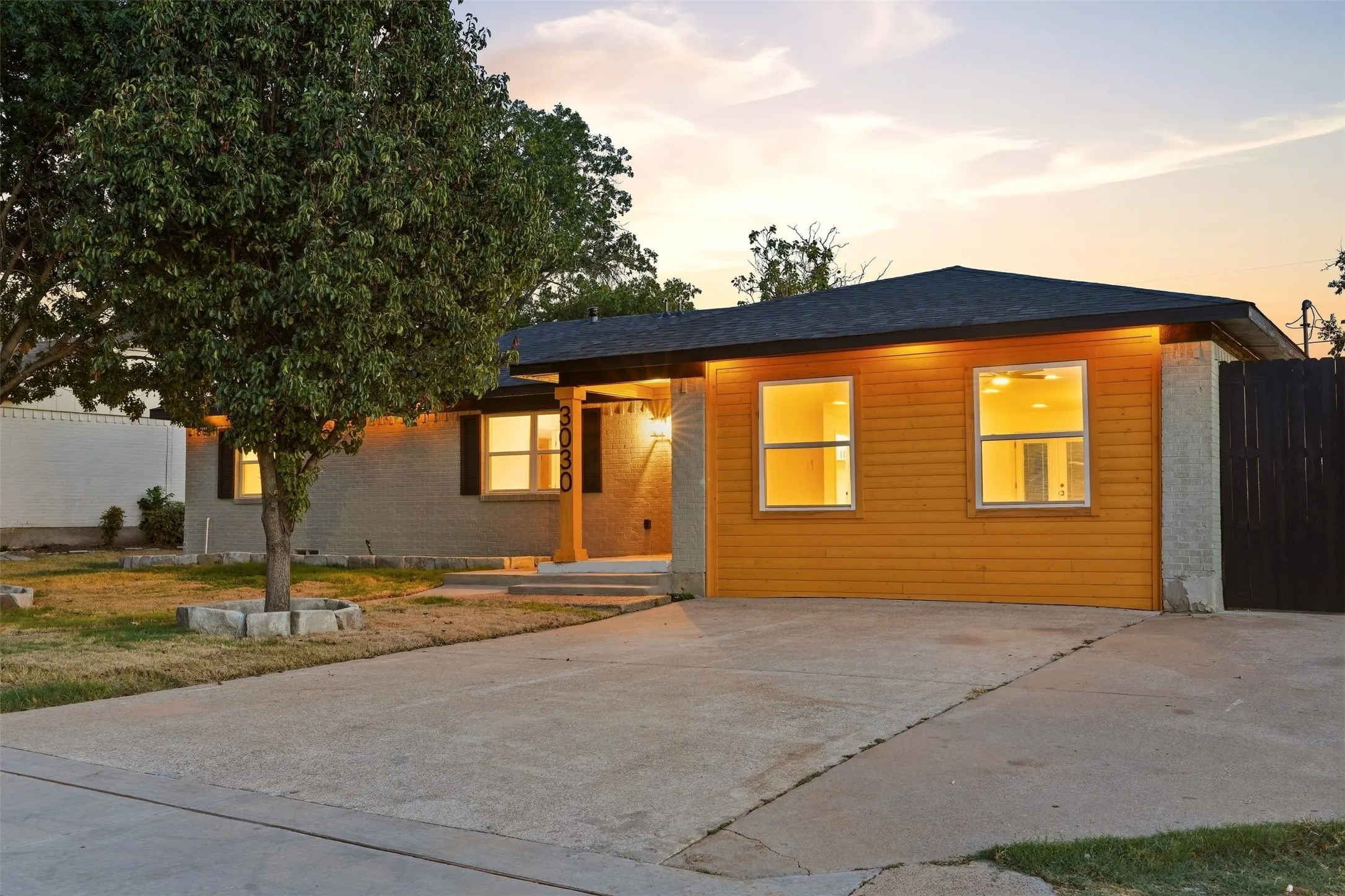 Single Family Residence For Sale in Dallas County , 3030 Mark Twain Drive, Farmers Branch, Texas 75234, 5 Bedroom, 5 Bathroom, 2 Garage spaces, 2,738 Sqft, built in 1957, mls#21379830, Real Estate Agent in Farmers Branch, Homes For Sale in Dallas county, Homes For Sale in Farmers Branch, Realtor in Farmers Branch Texas, Real Estate Brokerage Independent Realty Texas, Luminita Cordes Realtor
