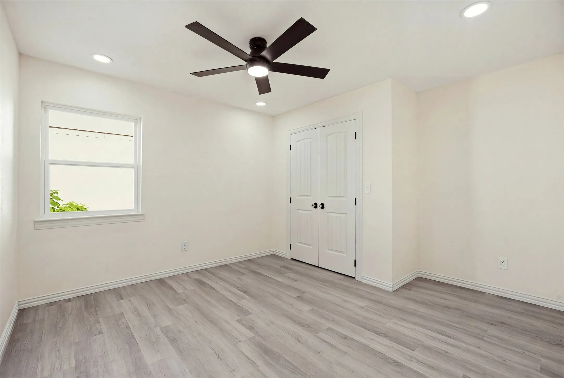 Single Family Residence For Sale in Dallas County , 3030 Mark Twain Drive, Farmers Branch, Texas 75234, 5 Bedroom, 5 Bathroom, 2 Garage spaces, 2,738 Sqft, built in 1957, mls#21379830, Real Estate Agent in Farmers Branch, Homes For Sale in Dallas county, Homes For Sale in Farmers Branch, Realtor in Farmers Branch Texas, Real Estate Brokerage Independent Realty Texas, Luminita Cordes Realtor
