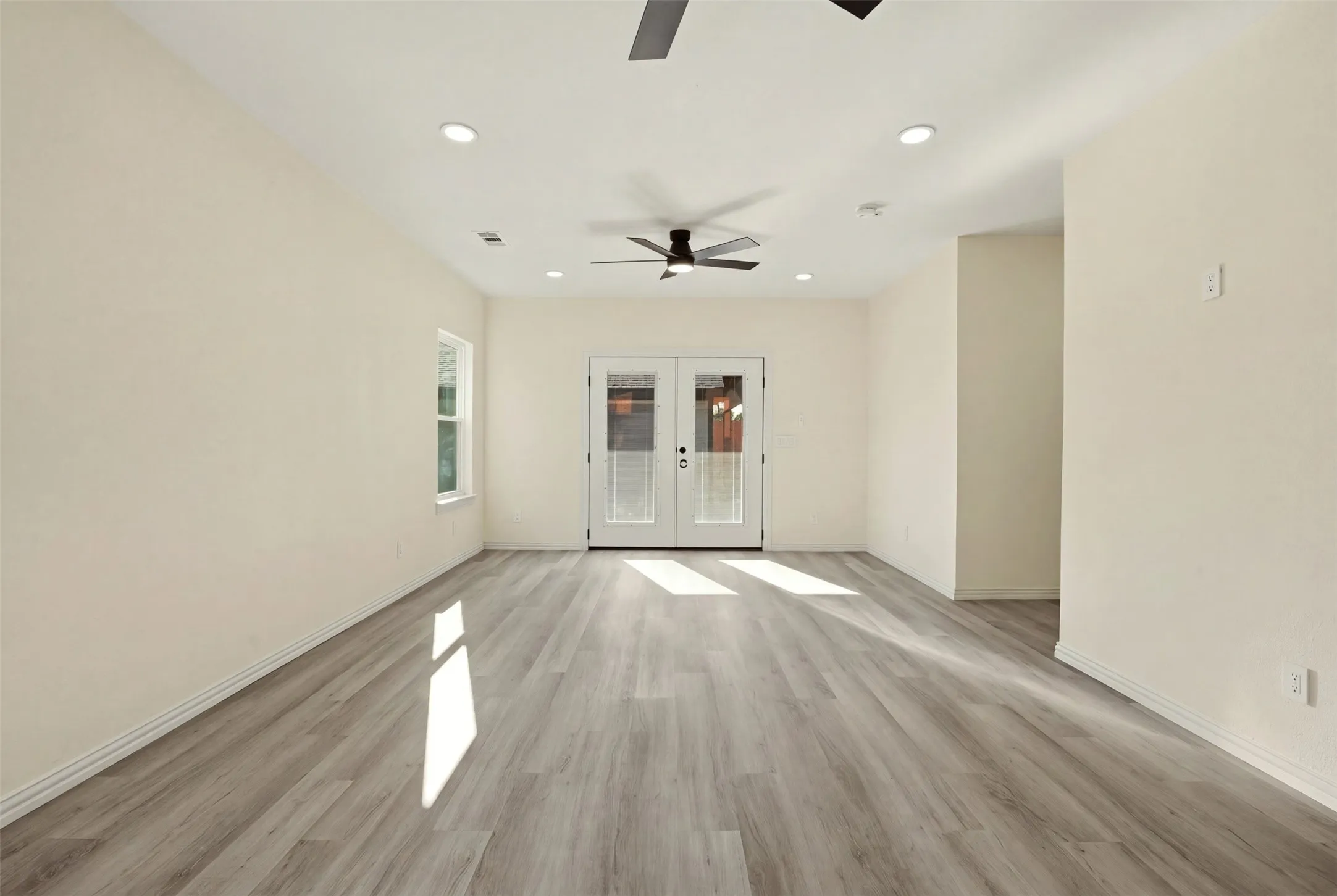Single Family Residence For Sale in Dallas County , 3030 Mark Twain Drive, Farmers Branch, Texas 75234, 5 Bedroom, 5 Bathroom, 2 Garage spaces, 2,738 Sqft, built in 1957, mls#21379830, Real Estate Agent in Farmers Branch, Homes For Sale in Dallas county, Homes For Sale in Farmers Branch, Realtor in Farmers Branch Texas, Real Estate Brokerage Independent Realty Texas, Luminita Cordes Realtor