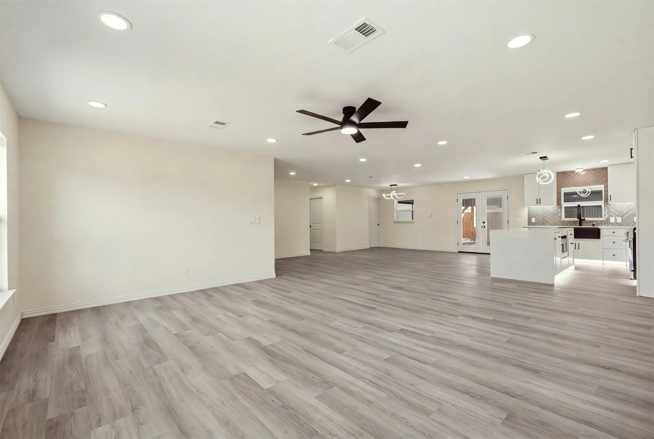 Single Family Residence For Sale in Dallas County , 3030 Mark Twain Drive, Farmers Branch, Texas 75234, 5 Bedroom, 5 Bathroom, 2 Garage spaces, 2,738 Sqft, built in 1957, mls#21379830, Real Estate Agent in Farmers Branch, Homes For Sale in Dallas county, Homes For Sale in Farmers Branch, Realtor in Farmers Branch Texas, Real Estate Brokerage Independent Realty Texas, Luminita Cordes Realtor