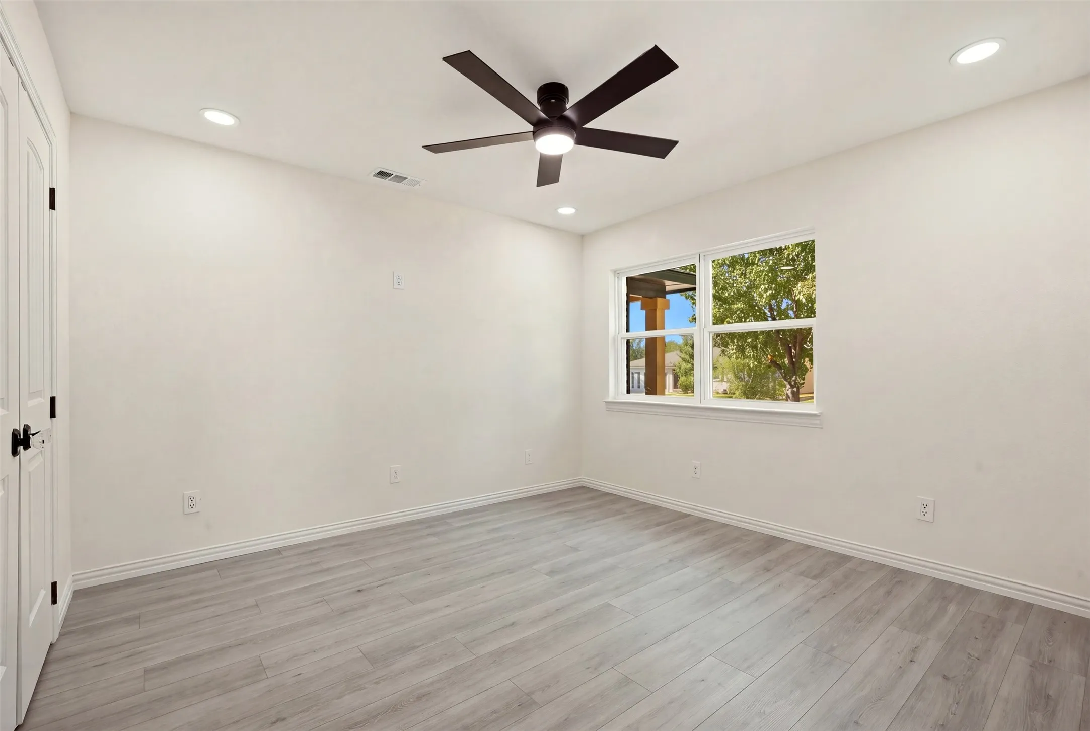 Single Family Residence For Sale in Dallas County , 3030 Mark Twain Drive, Farmers Branch, Texas 75234, 5 Bedroom, 5 Bathroom, 2 Garage spaces, 2,738 Sqft, built in 1957, mls#21379830, Real Estate Agent in Farmers Branch, Homes For Sale in Dallas county, Homes For Sale in Farmers Branch, Realtor in Farmers Branch Texas, Real Estate Brokerage Independent Realty Texas, Luminita Cordes Realtor