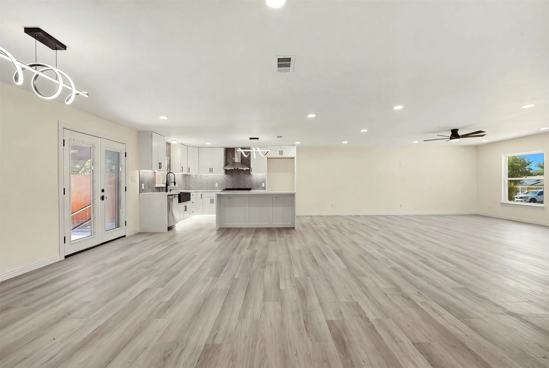 Single Family Residence For Sale in Dallas County , 3030 Mark Twain Drive, Farmers Branch, Texas 75234, 5 Bedroom, 5 Bathroom, 2 Garage spaces, 2,738 Sqft, built in 1957, mls#21379830, Real Estate Agent in Farmers Branch, Homes For Sale in Dallas county, Homes For Sale in Farmers Branch, Realtor in Farmers Branch Texas, Real Estate Brokerage Independent Realty Texas, Luminita Cordes Realtor