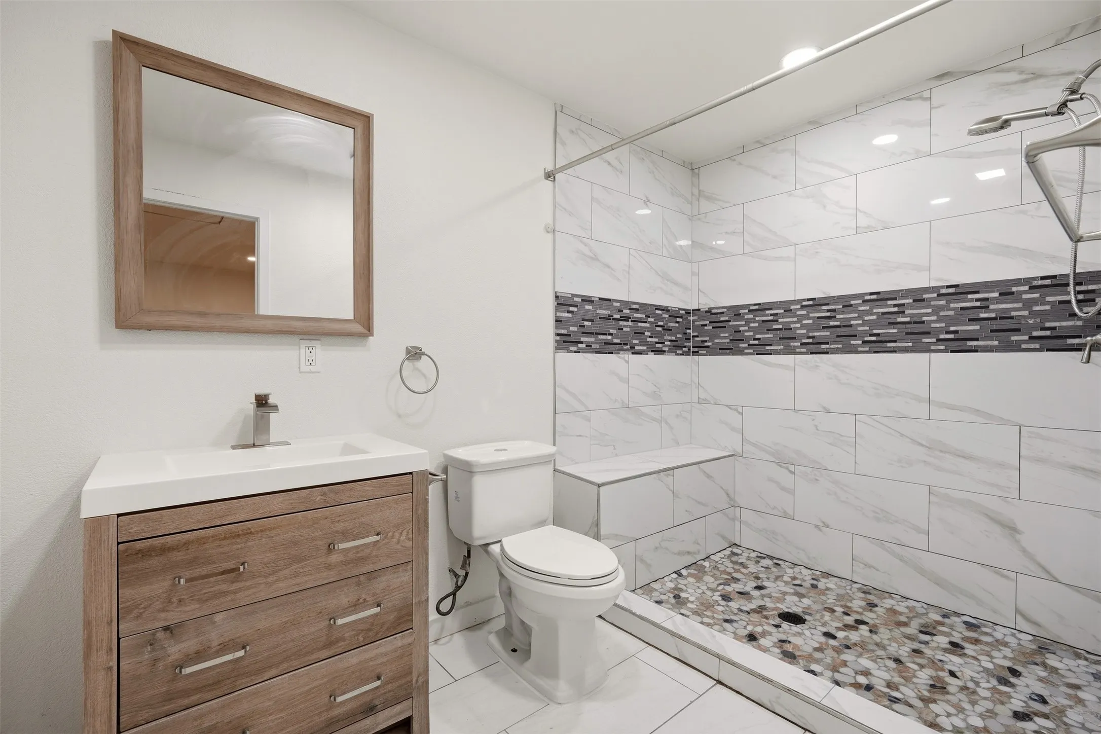 Single Family Residence For Sale in Dallas County , 3030 Mark Twain Drive, Farmers Branch, Texas 75234, 5 Bedroom, 5 Bathroom, 2 Garage spaces, 2,738 Sqft, built in 1957, mls#21379830, Real Estate Agent in Farmers Branch, Homes For Sale in Dallas county, Homes For Sale in Farmers Branch, Realtor in Farmers Branch Texas, Real Estate Brokerage Independent Realty Texas, Luminita Cordes Realtor