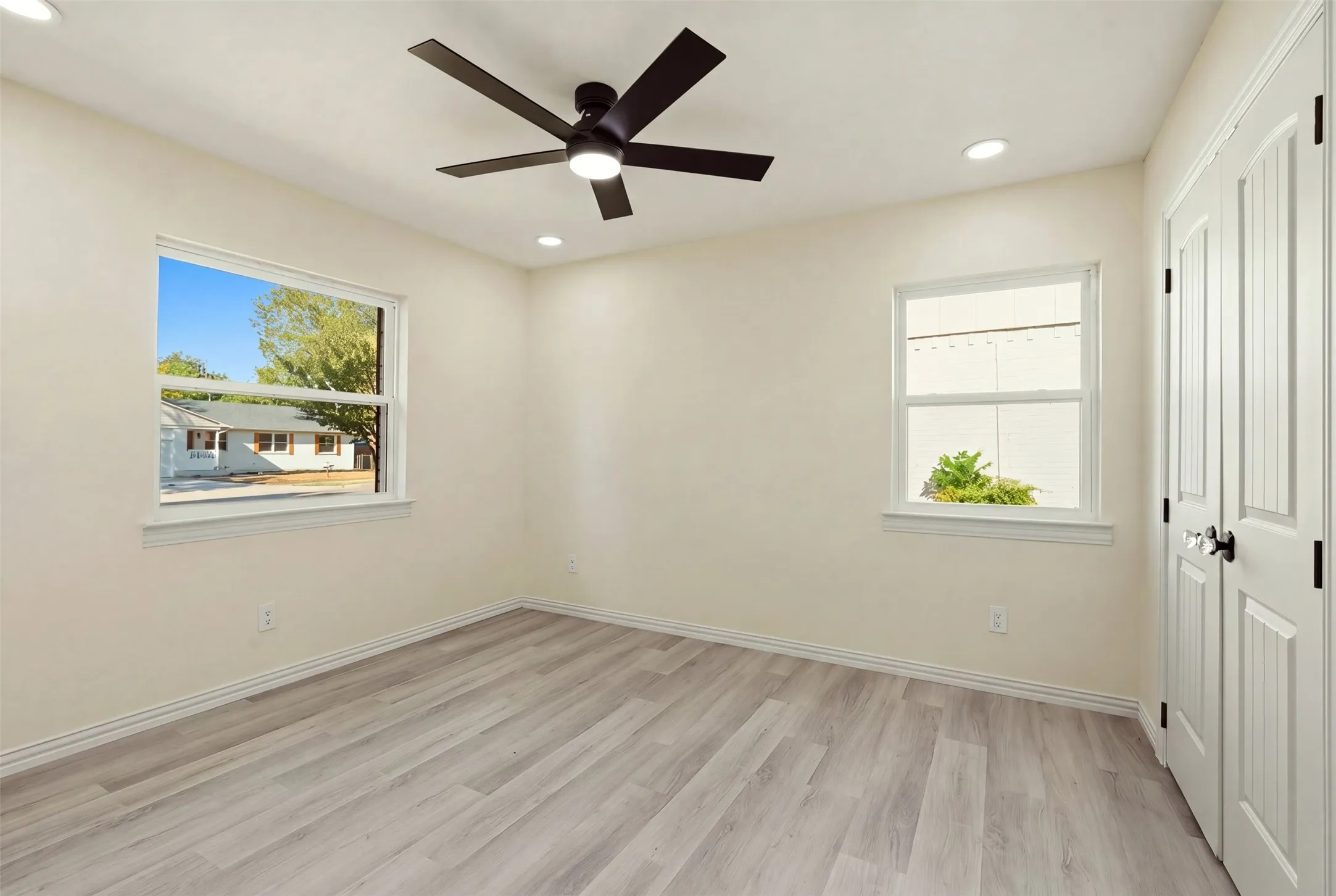 Single Family Residence For Sale in Dallas County , 3030 Mark Twain Drive, Farmers Branch, Texas 75234, 5 Bedroom, 5 Bathroom, 2 Garage spaces, 2,738 Sqft, built in 1957, mls#21379830, Real Estate Agent in Farmers Branch, Homes For Sale in Dallas county, Homes For Sale in Farmers Branch, Realtor in Farmers Branch Texas, Real Estate Brokerage Independent Realty Texas, Luminita Cordes Realtor