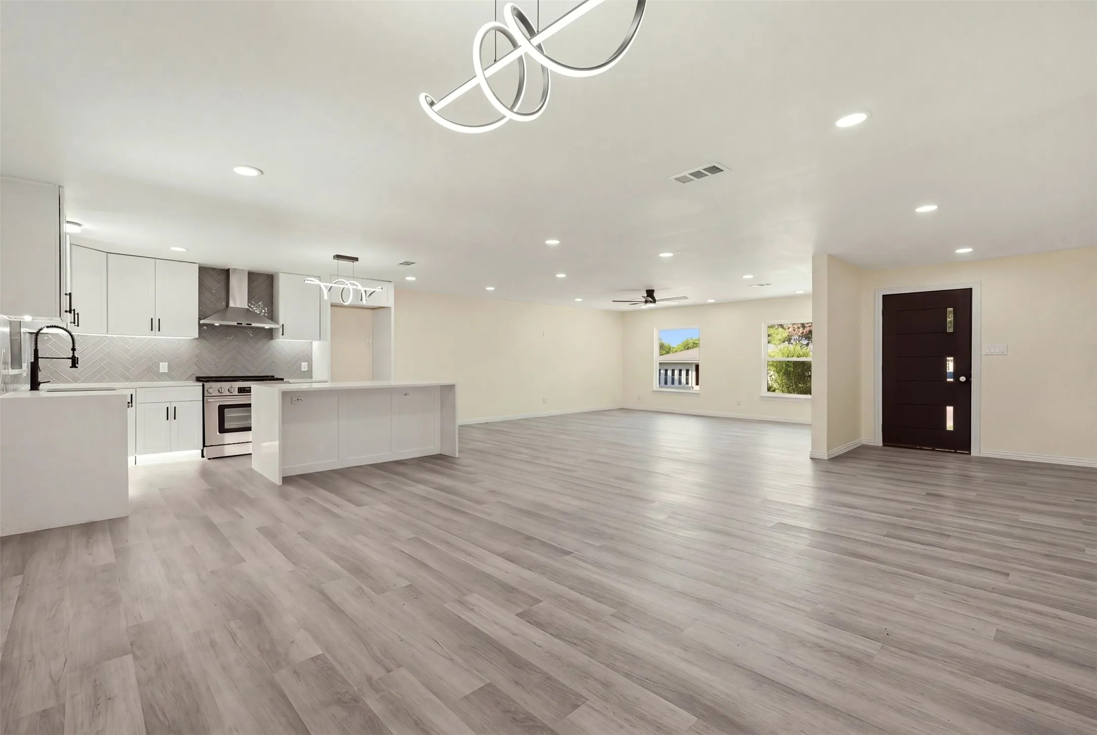 Single Family Residence For Sale in Dallas County , 3030 Mark Twain Drive, Farmers Branch, Texas 75234, 5 Bedroom, 5 Bathroom, 2 Garage spaces, 2,738 Sqft, built in 1957, mls#21379830, Real Estate Agent in Farmers Branch, Homes For Sale in Dallas county, Homes For Sale in Farmers Branch, Realtor in Farmers Branch Texas, Real Estate Brokerage Independent Realty Texas, Luminita Cordes Realtor