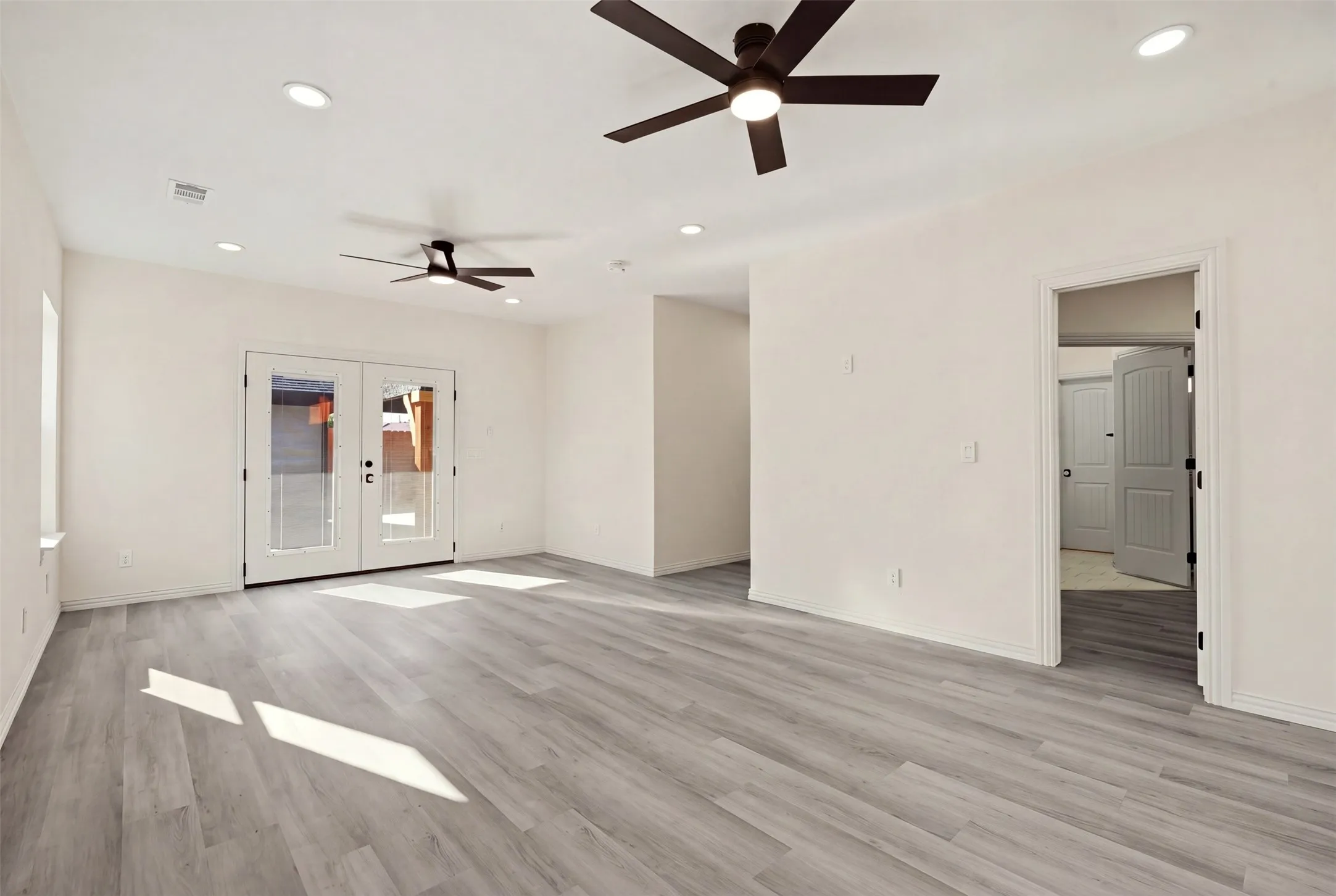 Single Family Residence For Sale in Dallas County , 3030 Mark Twain Drive, Farmers Branch, Texas 75234, 5 Bedroom, 5 Bathroom, 2 Garage spaces, 2,738 Sqft, built in 1957, mls#21379830, Real Estate Agent in Farmers Branch, Homes For Sale in Dallas county, Homes For Sale in Farmers Branch, Realtor in Farmers Branch Texas, Real Estate Brokerage Independent Realty Texas, Luminita Cordes Realtor