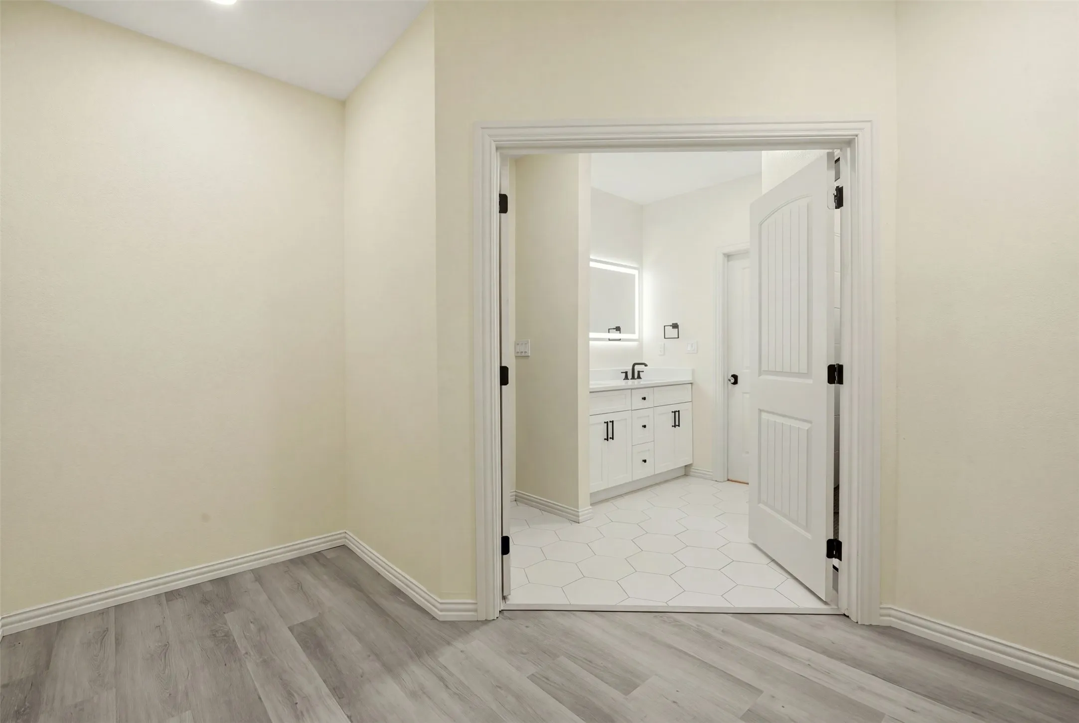 Single Family Residence For Sale in Dallas County , 3030 Mark Twain Drive, Farmers Branch, Texas 75234, 5 Bedroom, 5 Bathroom, 2 Garage spaces, 2,738 Sqft, built in 1957, mls#21379830, Real Estate Agent in Farmers Branch, Homes For Sale in Dallas county, Homes For Sale in Farmers Branch, Realtor in Farmers Branch Texas, Real Estate Brokerage Independent Realty Texas, Luminita Cordes Realtor