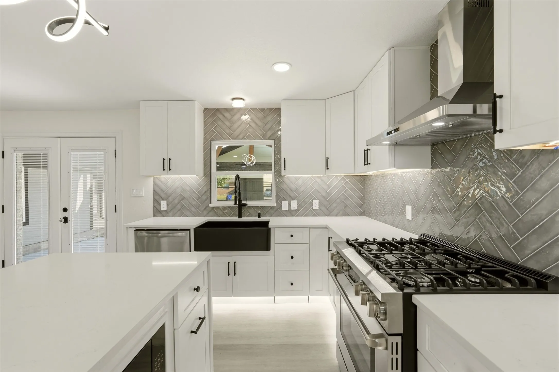 Single Family Residence For Sale in Dallas County , 3030 Mark Twain Drive, Farmers Branch, Texas 75234, 5 Bedroom, 5 Bathroom, 2 Garage spaces, 2,738 Sqft, built in 1957, mls#21379830, Real Estate Agent in Farmers Branch, Homes For Sale in Dallas county, Homes For Sale in Farmers Branch, Realtor in Farmers Branch Texas, Real Estate Brokerage Independent Realty Texas, Luminita Cordes Realtor
