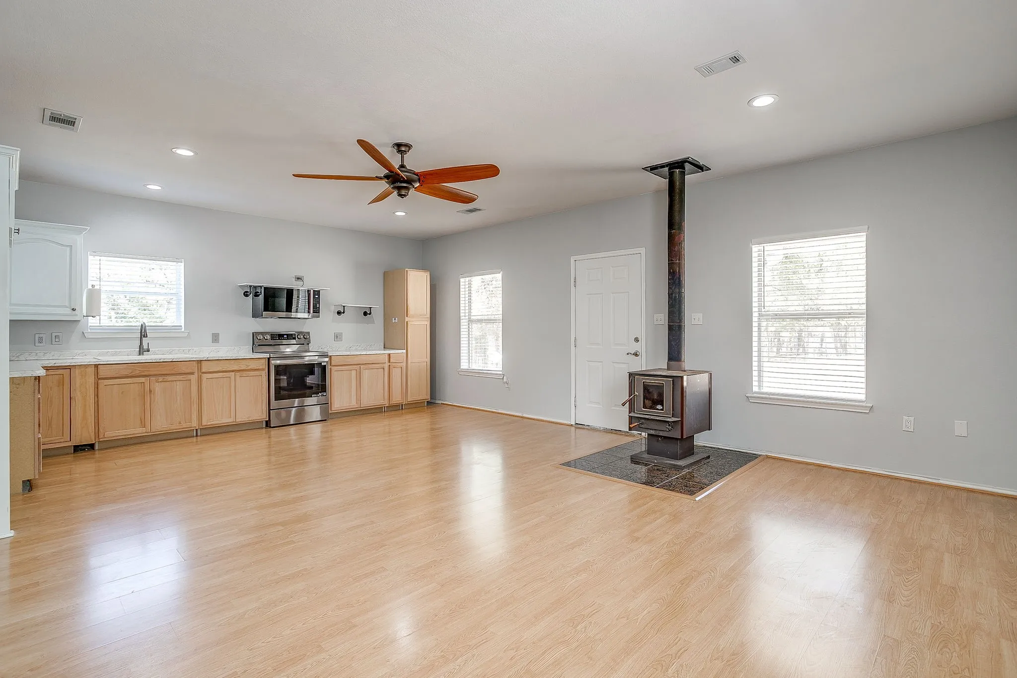 Single Family Residence For Sale in Wise County , 223 County Road 3471, Paradise, Texas 76073, 2 Bedroom, 1 Bathroom, 2 Garage spaces, 1,200 Sqft, built in 2003, mls#21393853, Real Estate Agent in Paradise, Homes For Sale in Wise county, Homes For Sale in Paradise, Realtor in Paradise Texas, Real Estate Brokerage Independent Realty Texas, Luminita Cordes Realtor
