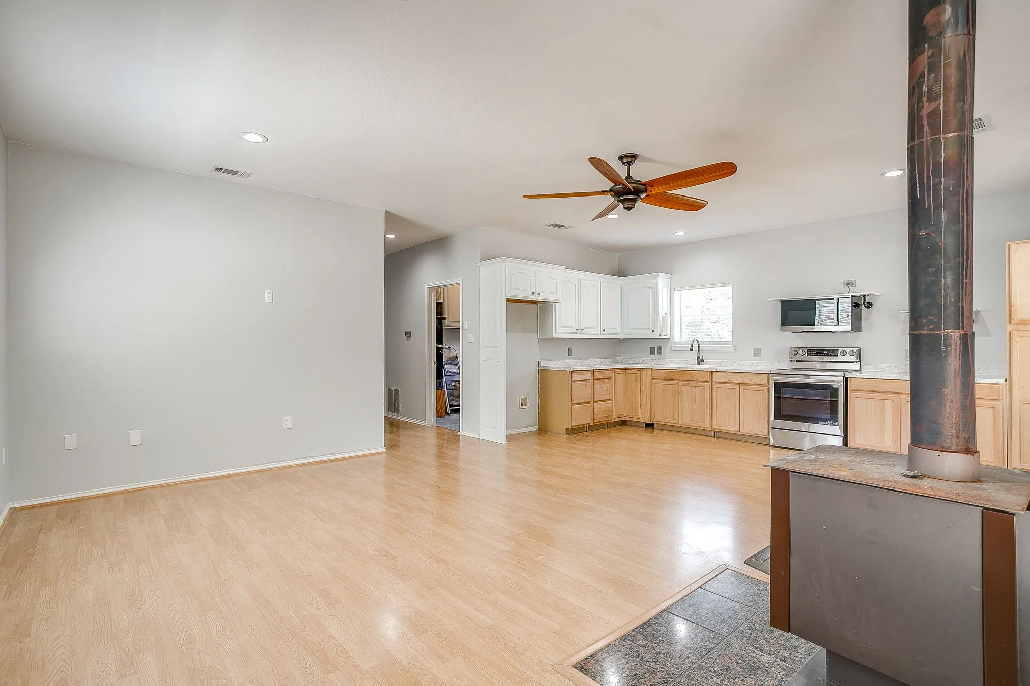 Single Family Residence For Sale in Wise County , 223 County Road 3471, Paradise, Texas 76073, 2 Bedroom, 1 Bathroom, 2 Garage spaces, 1,200 Sqft, built in 2003, mls#21393853, Real Estate Agent in Paradise, Homes For Sale in Wise county, Homes For Sale in Paradise, Realtor in Paradise Texas, Real Estate Brokerage Independent Realty Texas, Luminita Cordes Realtor