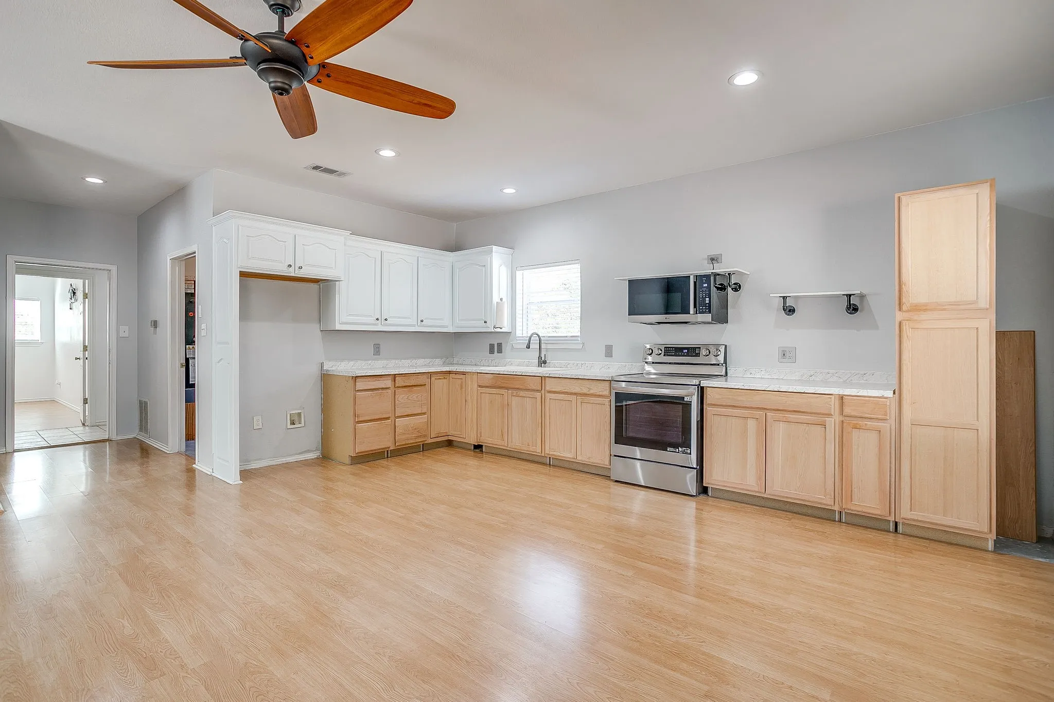 Single Family Residence For Sale in Wise County , 223 County Road 3471, Paradise, Texas 76073, 2 Bedroom, 1 Bathroom, 2 Garage spaces, 1,200 Sqft, built in 2003, mls#21393853, Real Estate Agent in Paradise, Homes For Sale in Wise county, Homes For Sale in Paradise, Realtor in Paradise Texas, Real Estate Brokerage Independent Realty Texas, Luminita Cordes Realtor