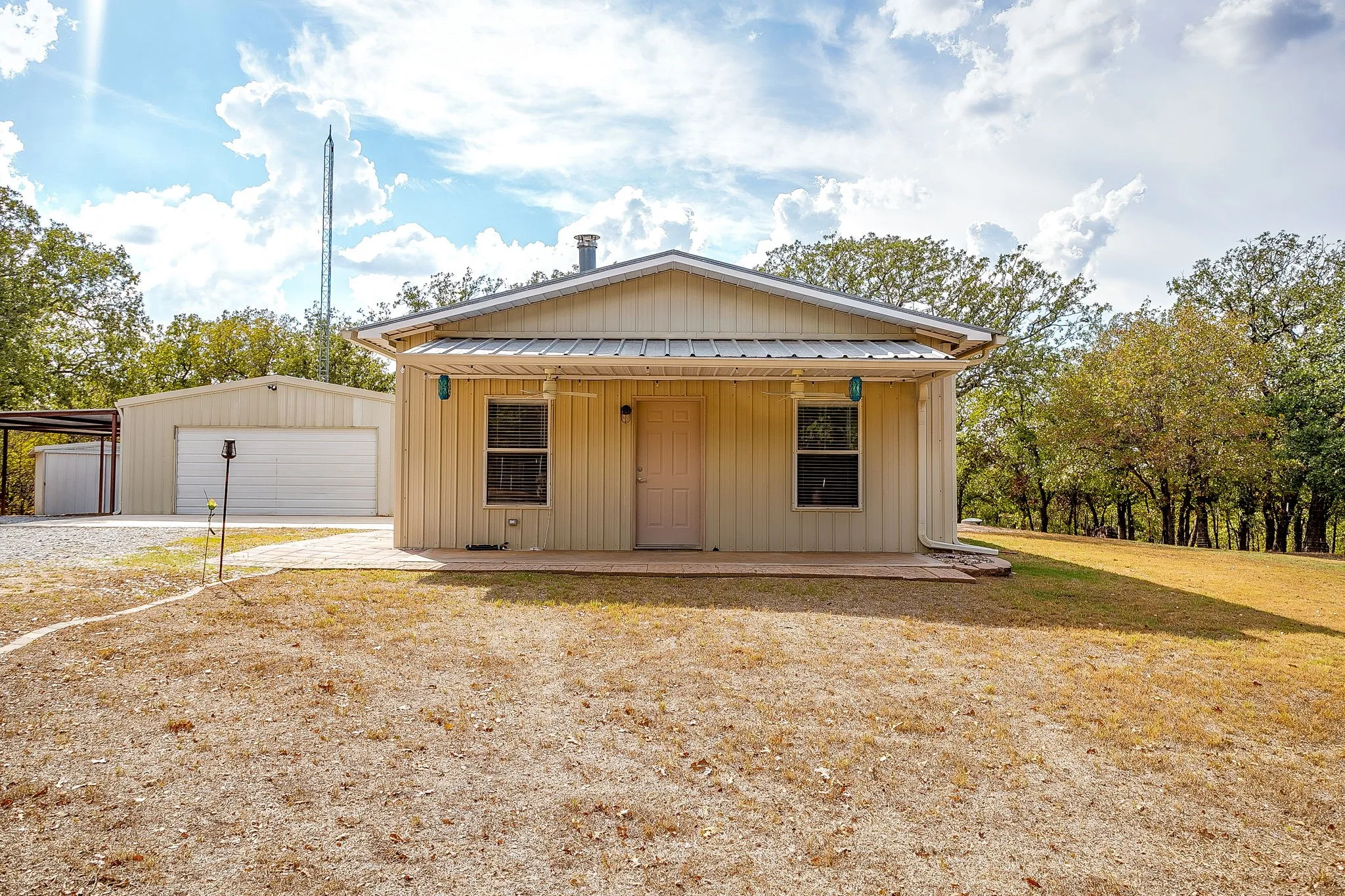 Single Family Residence For Sale in Wise County , 223 County Road 3471, Paradise, Texas 76073, 2 Bedroom, 1 Bathroom, 2 Garage spaces, 1,200 Sqft, built in 2003, mls#21393853, Real Estate Agent in Paradise, Homes For Sale in Wise county, Homes For Sale in Paradise, Realtor in Paradise Texas, Real Estate Brokerage Independent Realty Texas, Luminita Cordes Realtor
