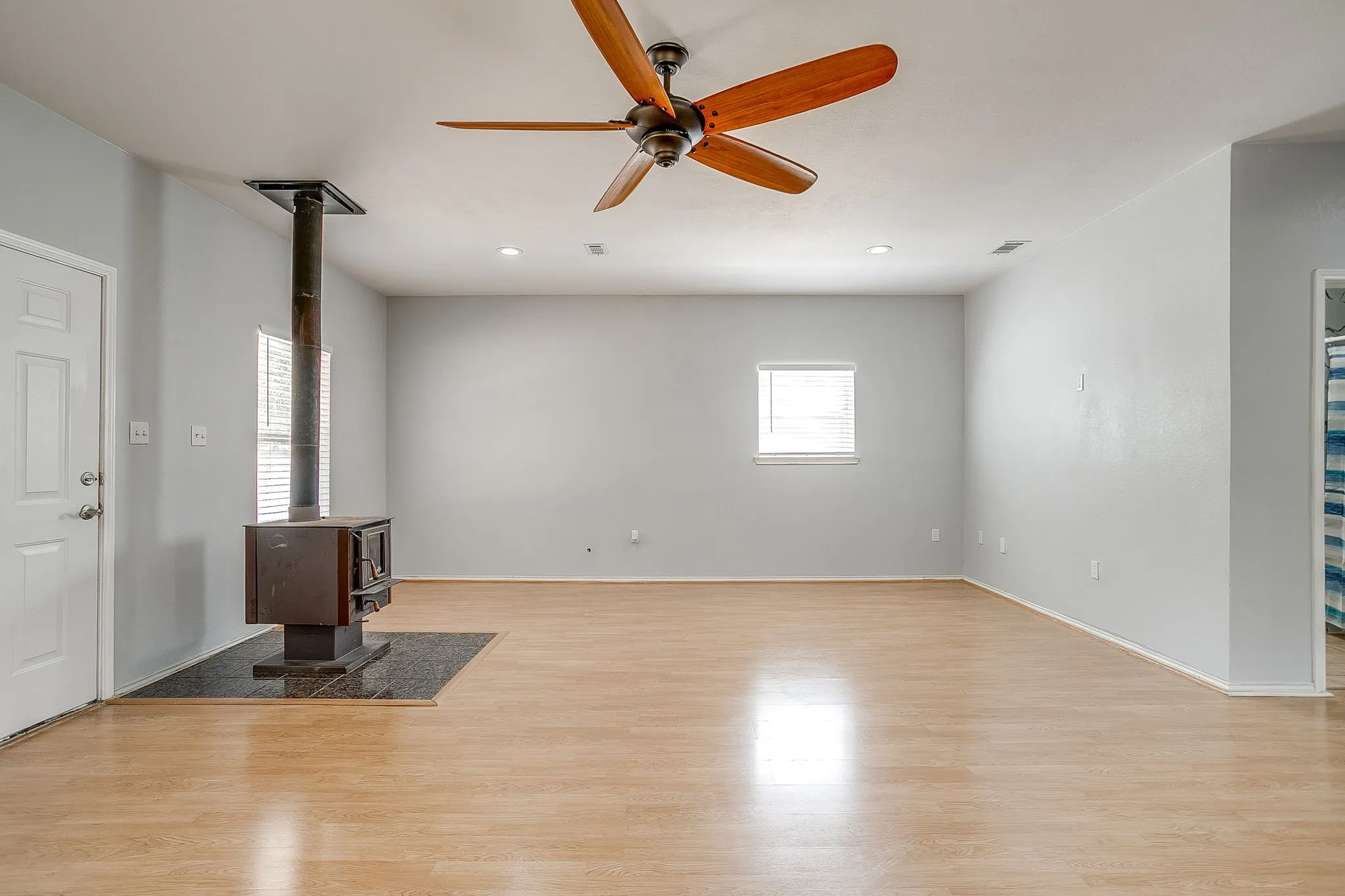 Single Family Residence For Sale in Wise County , 223 County Road 3471, Paradise, Texas 76073, 2 Bedroom, 1 Bathroom, 2 Garage spaces, 1,200 Sqft, built in 2003, mls#21393853, Real Estate Agent in Paradise, Homes For Sale in Wise county, Homes For Sale in Paradise, Realtor in Paradise Texas, Real Estate Brokerage Independent Realty Texas, Luminita Cordes Realtor