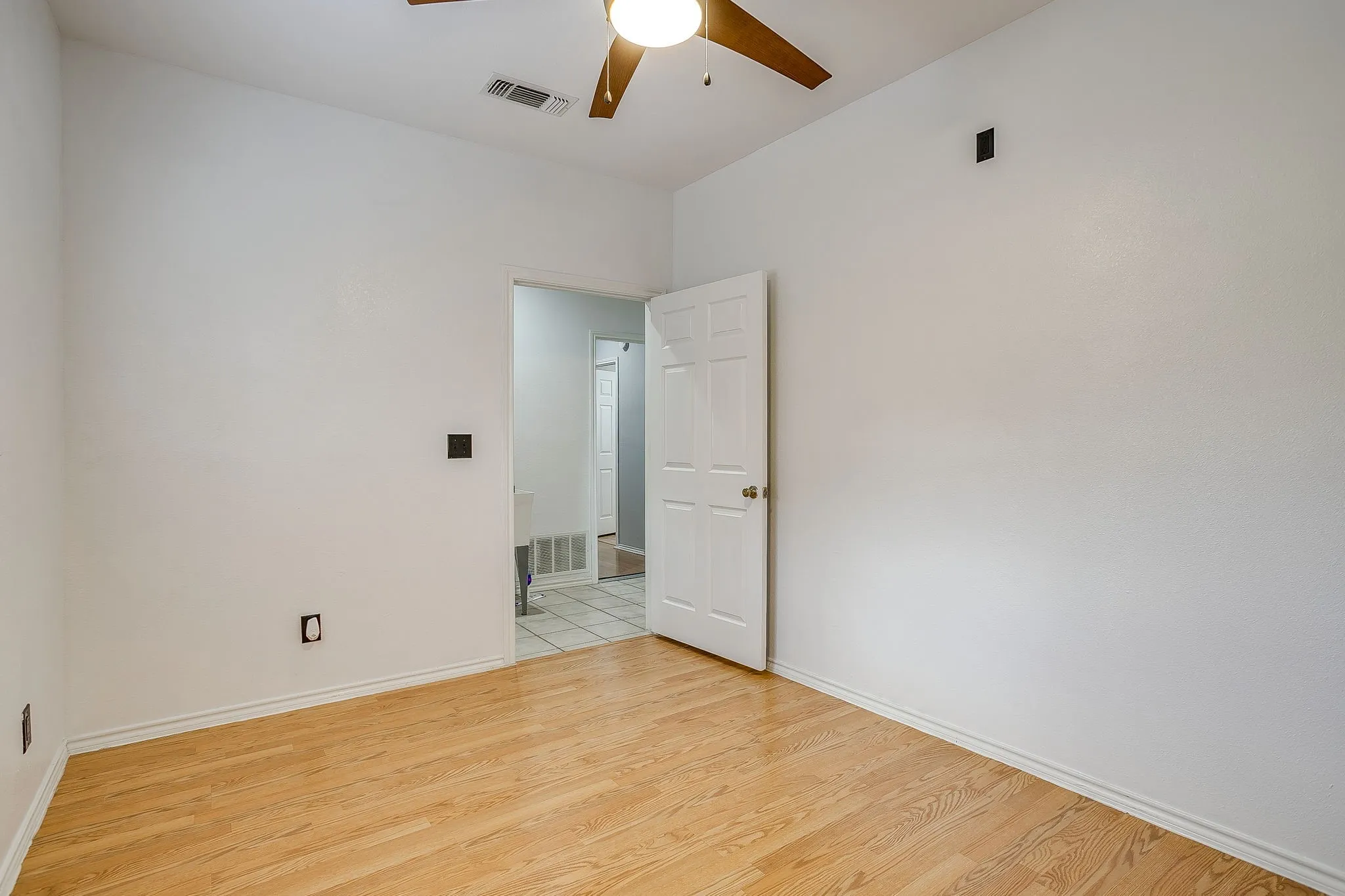 Single Family Residence For Sale in Wise County , 223 County Road 3471, Paradise, Texas 76073, 2 Bedroom, 1 Bathroom, 2 Garage spaces, 1,200 Sqft, built in 2003, mls#21393853, Real Estate Agent in Paradise, Homes For Sale in Wise county, Homes For Sale in Paradise, Realtor in Paradise Texas, Real Estate Brokerage Independent Realty Texas, Luminita Cordes Realtor