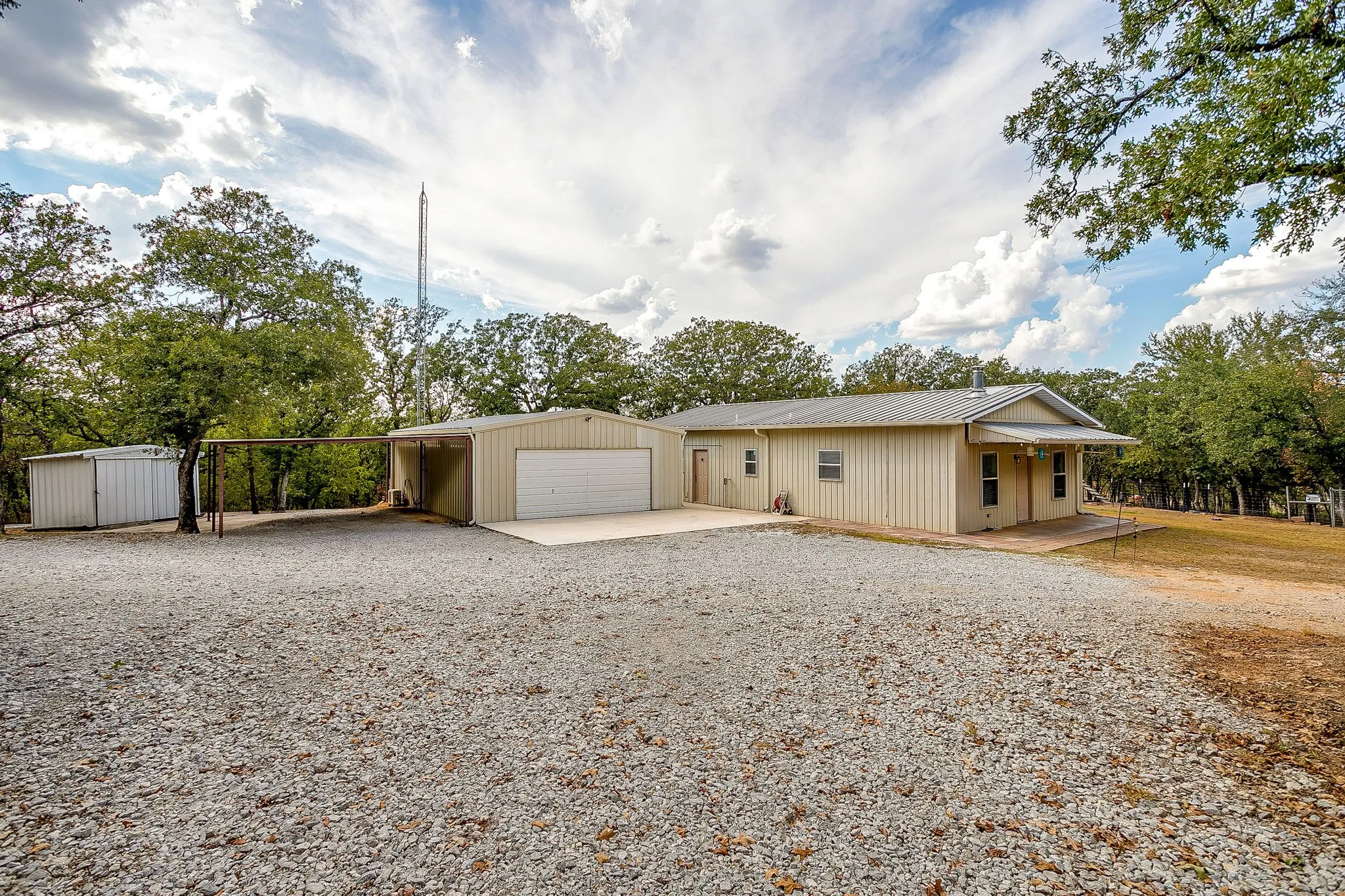 Single Family Residence For Sale in Wise County , 223 County Road 3471, Paradise, Texas 76073, 2 Bedroom, 1 Bathroom, 2 Garage spaces, 1,200 Sqft, built in 2003, mls#21393853, Real Estate Agent in Paradise, Homes For Sale in Wise county, Homes For Sale in Paradise, Realtor in Paradise Texas, Real Estate Brokerage Independent Realty Texas, Luminita Cordes Realtor