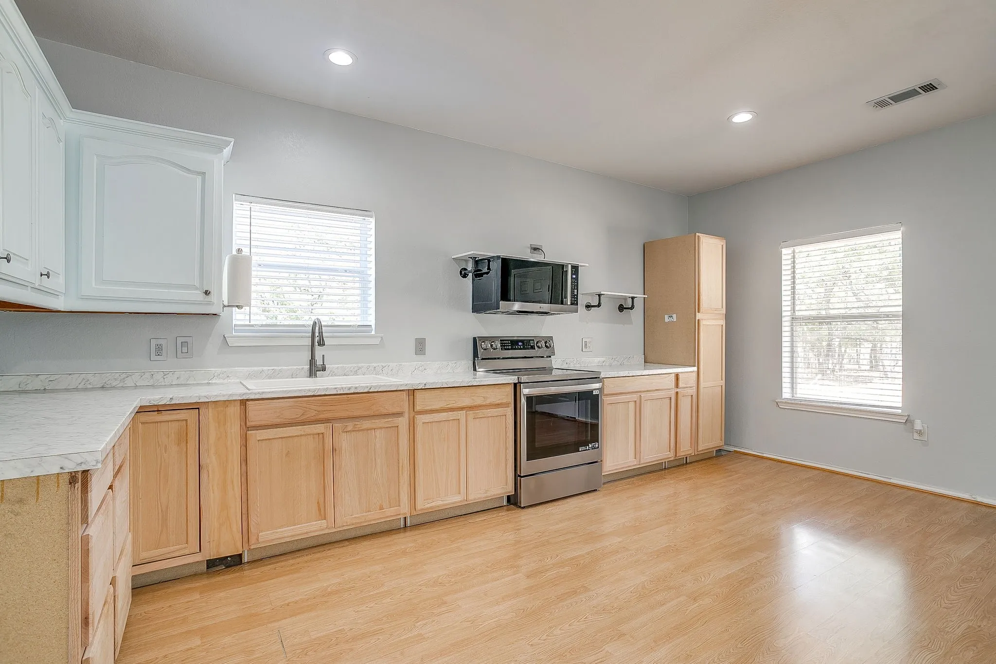 Single Family Residence For Sale in Wise County , 223 County Road 3471, Paradise, Texas 76073, 2 Bedroom, 1 Bathroom, 2 Garage spaces, 1,200 Sqft, built in 2003, mls#21393853, Real Estate Agent in Paradise, Homes For Sale in Wise county, Homes For Sale in Paradise, Realtor in Paradise Texas, Real Estate Brokerage Independent Realty Texas, Luminita Cordes Realtor