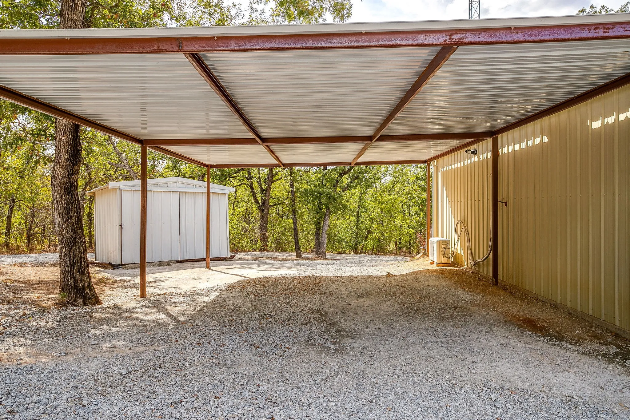 Single Family Residence For Sale in Wise County , 223 County Road 3471, Paradise, Texas 76073, 2 Bedroom, 1 Bathroom, 2 Garage spaces, 1,200 Sqft, built in 2003, mls#21393853, Real Estate Agent in Paradise, Homes For Sale in Wise county, Homes For Sale in Paradise, Realtor in Paradise Texas, Real Estate Brokerage Independent Realty Texas, Luminita Cordes Realtor