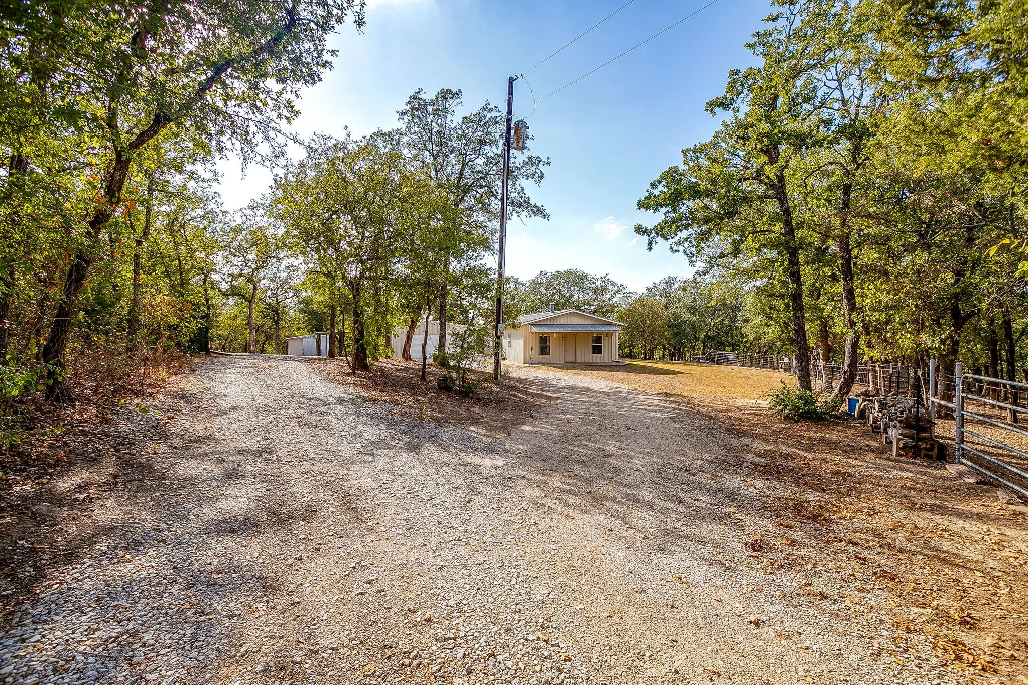 Single Family Residence For Sale in Wise County , 223 County Road 3471, Paradise, Texas 76073, 2 Bedroom, 1 Bathroom, 2 Garage spaces, 1,200 Sqft, built in 2003, mls#21393853, Real Estate Agent in Paradise, Homes For Sale in Wise county, Homes For Sale in Paradise, Realtor in Paradise Texas, Real Estate Brokerage Independent Realty Texas, Luminita Cordes Realtor