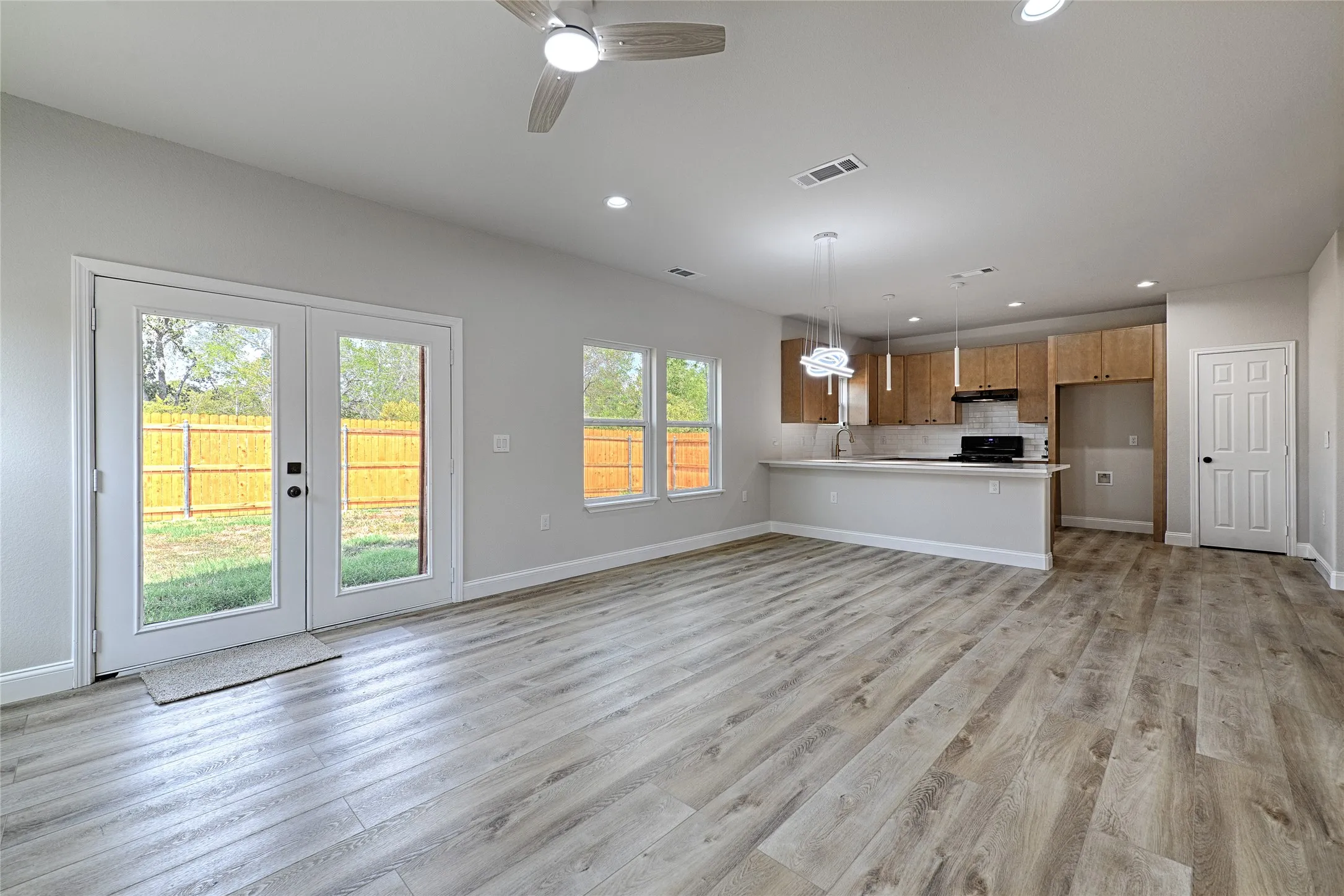 Single Family Residence For Sale in Kaufman County , 210 Mineral Wells Street B, Terrell, Texas 75160, 3 Bedroom, 3 Bathroom, 2 Garage spaces, 1,765 Sqft, built in 2024, mls#21394745, Real Estate Agent in Terrell, Homes For Sale in Kaufman county, Homes For Sale in Terrell, Realtor in Terrell Texas, Real Estate Brokerage Independent Realty Texas, Luminita Cordes Realtor