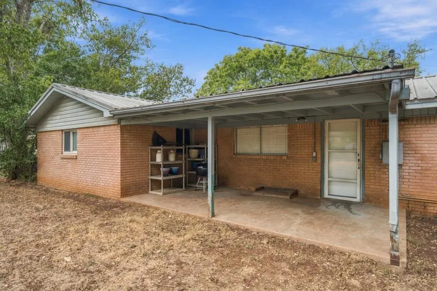 Single Family Residence For Sale in Mc Lennan County , 1204 W 4th Street, Mc Gregor, Texas 76657, 3 Bedroom, 2 Bathroom, 1 Garage spaces, 1,229 Sqft, built in 1956, mls#21393983, Real Estate Agent in Mc Gregor, Homes For Sale in Mc Lennan county, Homes For Sale in Mc Gregor, Realtor in Mc Gregor Texas, Real Estate Brokerage Independent Realty Texas, Luminita Cordes Realtor