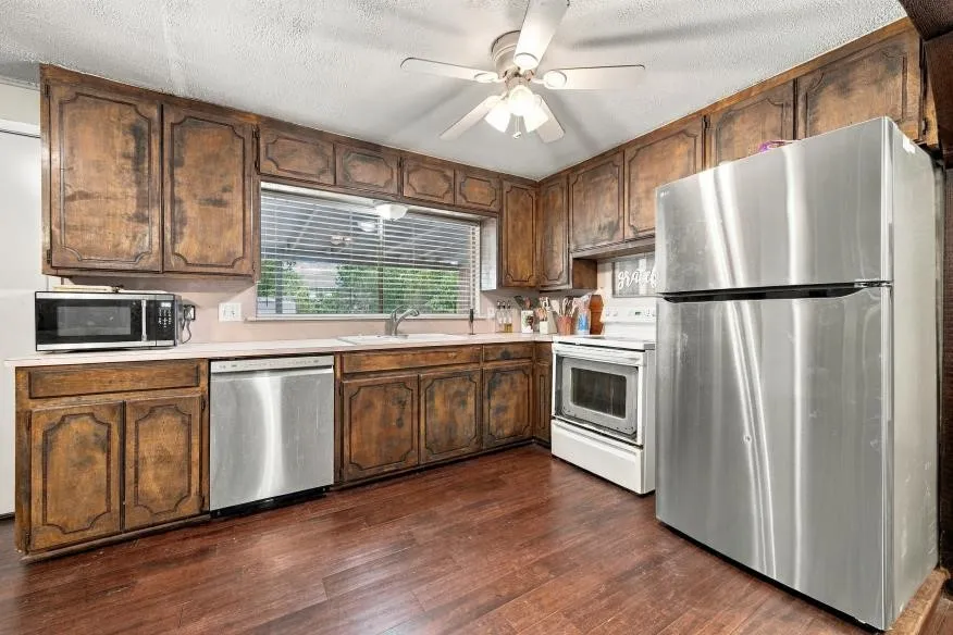 Single Family Residence For Sale in Mc Lennan County , 1204 W 4th Street, Mc Gregor, Texas 76657, 3 Bedroom, 2 Bathroom, 1 Garage spaces, 1,229 Sqft, built in 1956, mls#21393983, Real Estate Agent in Mc Gregor, Homes For Sale in Mc Lennan county, Homes For Sale in Mc Gregor, Realtor in Mc Gregor Texas, Real Estate Brokerage Independent Realty Texas, Luminita Cordes Realtor