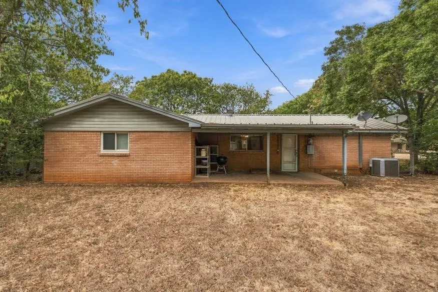 Single Family Residence For Sale in Mc Lennan County , 1204 W 4th Street, Mc Gregor, Texas 76657, 3 Bedroom, 2 Bathroom, 1 Garage spaces, 1,229 Sqft, built in 1956, mls#21393983, Real Estate Agent in Mc Gregor, Homes For Sale in Mc Lennan county, Homes For Sale in Mc Gregor, Realtor in Mc Gregor Texas, Real Estate Brokerage Independent Realty Texas, Luminita Cordes Realtor