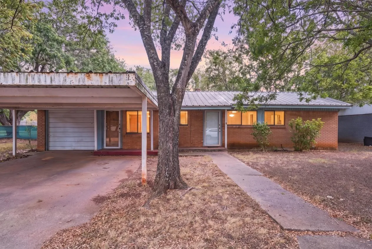 Single Family Residence For Sale in Mc Lennan County , 1204 W 4th Street, Mc Gregor, Texas 76657, 3 Bedroom, 2 Bathroom, 1 Garage spaces, 1,229 Sqft, built in 1956, mls#21393983, Real Estate Agent in Mc Gregor, Homes For Sale in Mc Lennan county, Homes For Sale in Mc Gregor, Realtor in Mc Gregor Texas, Real Estate Brokerage Independent Realty Texas, Luminita Cordes Realtor