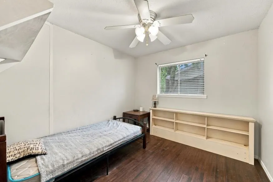 Single Family Residence For Sale in Mc Lennan County , 1204 W 4th Street, Mc Gregor, Texas 76657, 3 Bedroom, 2 Bathroom, 1 Garage spaces, 1,229 Sqft, built in 1956, mls#21393983, Real Estate Agent in Mc Gregor, Homes For Sale in Mc Lennan county, Homes For Sale in Mc Gregor, Realtor in Mc Gregor Texas, Real Estate Brokerage Independent Realty Texas, Luminita Cordes Realtor