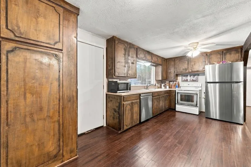Single Family Residence For Sale in Mc Lennan County , 1204 W 4th Street, Mc Gregor, Texas 76657, 3 Bedroom, 2 Bathroom, 1 Garage spaces, 1,229 Sqft, built in 1956, mls#21393983, Real Estate Agent in Mc Gregor, Homes For Sale in Mc Lennan county, Homes For Sale in Mc Gregor, Realtor in Mc Gregor Texas, Real Estate Brokerage Independent Realty Texas, Luminita Cordes Realtor