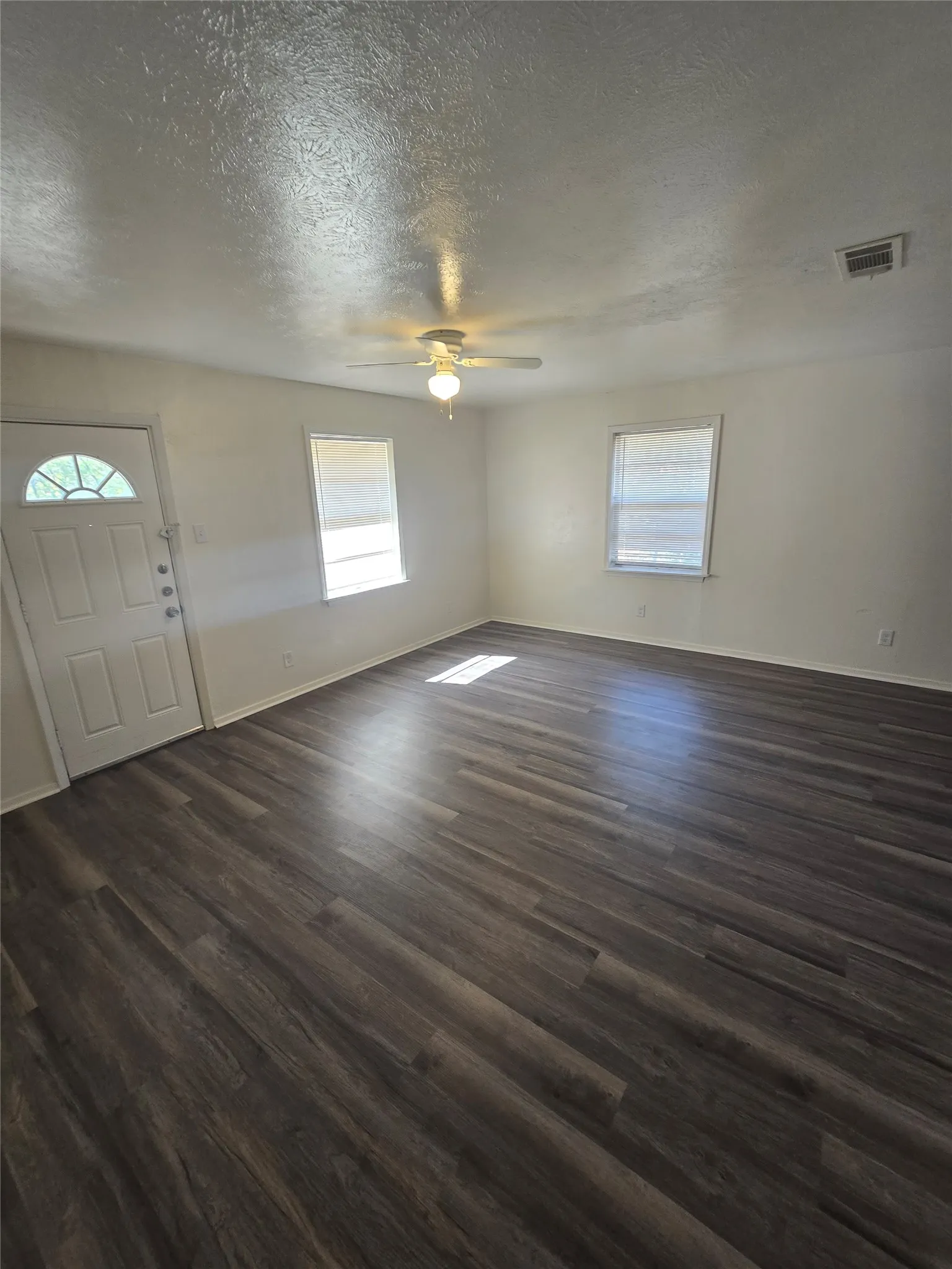 Single Family Residence For Rent in Dallas County , 810 Lexington Drive, Lancaster, Texas 75134, 3 Bedroom, 2 Bathroom, 2 Garage spaces, 1,233 Sqft, built in 1965, mls#21394770, Real Estate Agent in Lancaster, Homes For Rent in Dallas county, Homes For Rent in Lancaster, Realtor in Lancaster Texas, Real Estate Brokerage Independent Realty Texas, Luminita Cordes Realtor