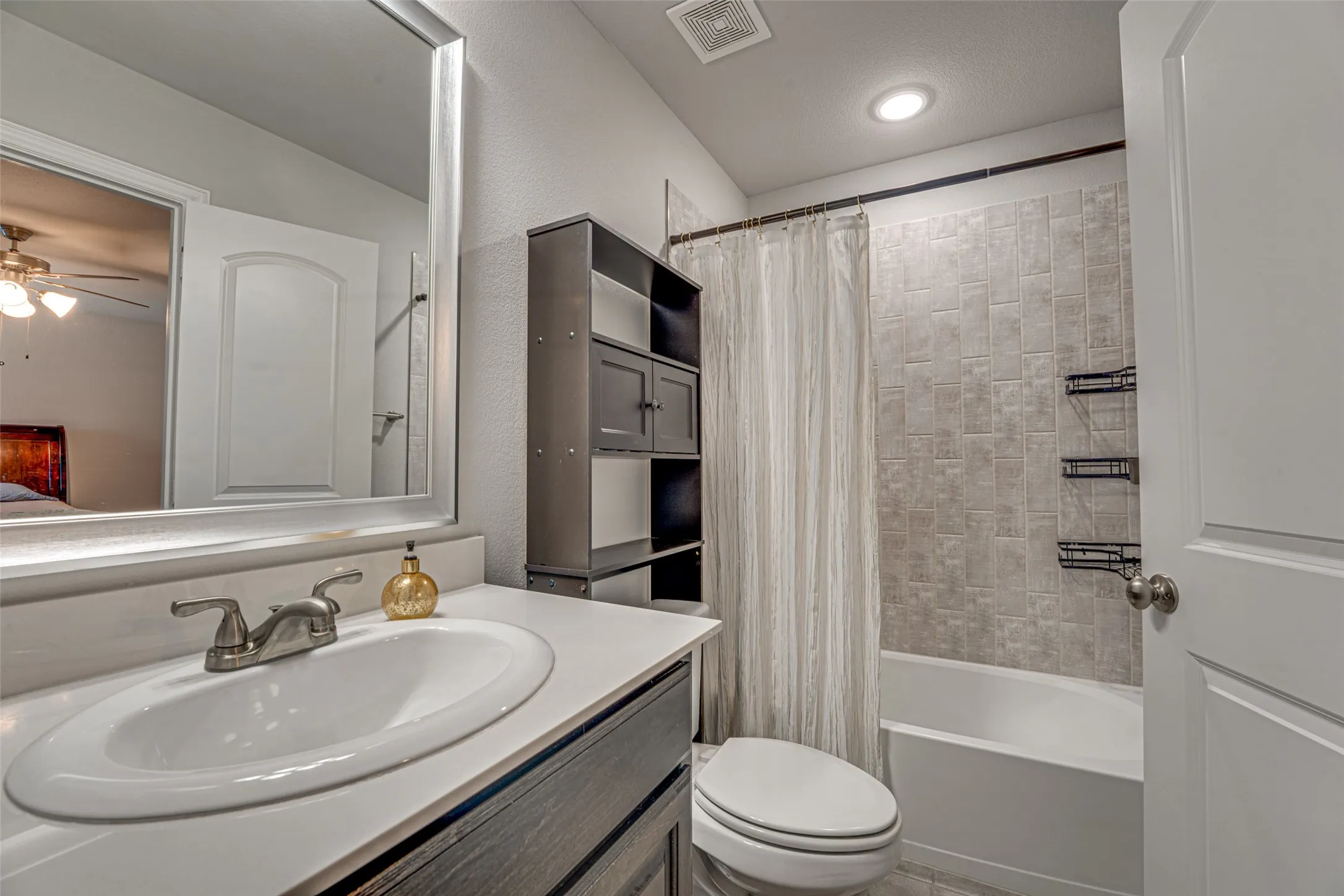 Townhouse For Sale in Hunt County , 6810 Topaz Drive, Greenville, Texas 75402, 3 Bedroom, 3 Bathroom, 2 Garage spaces, 1,448 Sqft, built in 2021, mls#21393923, Real Estate Agent in Greenville, Homes For Sale in Hunt county, Homes For Sale in Greenville, Realtor in Greenville Texas, Real Estate Brokerage Independent Realty Texas, Luminita Cordes Realtor