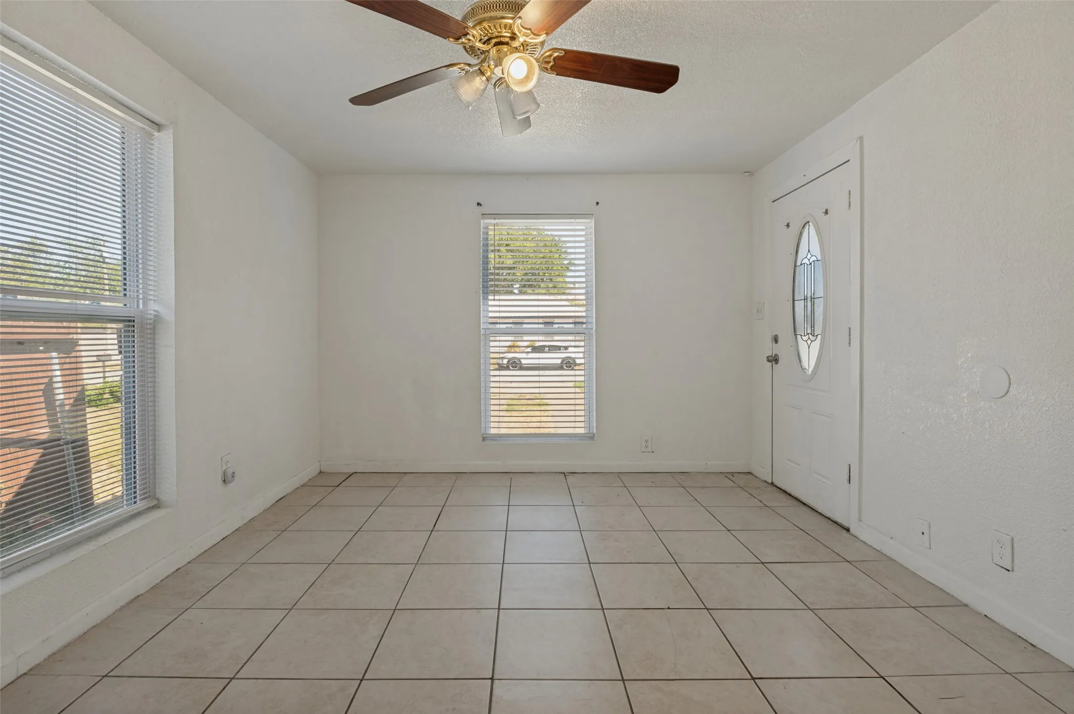 Single Family Residence For Sale in Tarrant County , 336 Belle Street, Bedford, Texas 76022, 3 Bedroom, 1 Bathroom, Garage spaces, 1,180 Sqft, built in 1952, mls#21386376, Real Estate Agent in Bedford, Homes For Sale in Tarrant county, Homes For Sale in Bedford, Realtor in Bedford Texas, Real Estate Brokerage Independent Realty Texas, Luminita Cordes Realtor