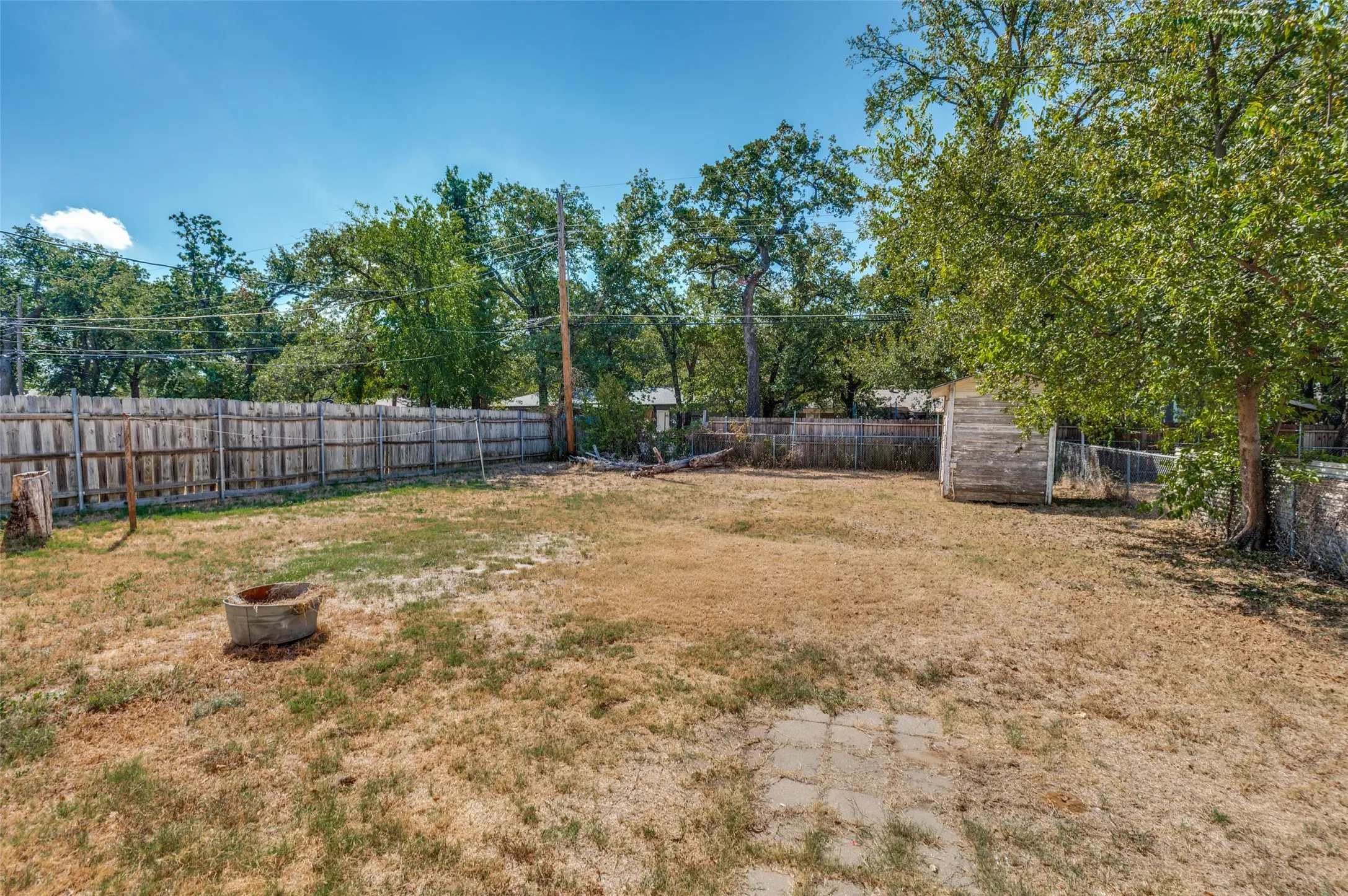 Single Family Residence For Sale in Tarrant County , 336 Belle Street, Bedford, Texas 76022, 3 Bedroom, 1 Bathroom, Garage spaces, 1,180 Sqft, built in 1952, mls#21386376, Real Estate Agent in Bedford, Homes For Sale in Tarrant county, Homes For Sale in Bedford, Realtor in Bedford Texas, Real Estate Brokerage Independent Realty Texas, Luminita Cordes Realtor