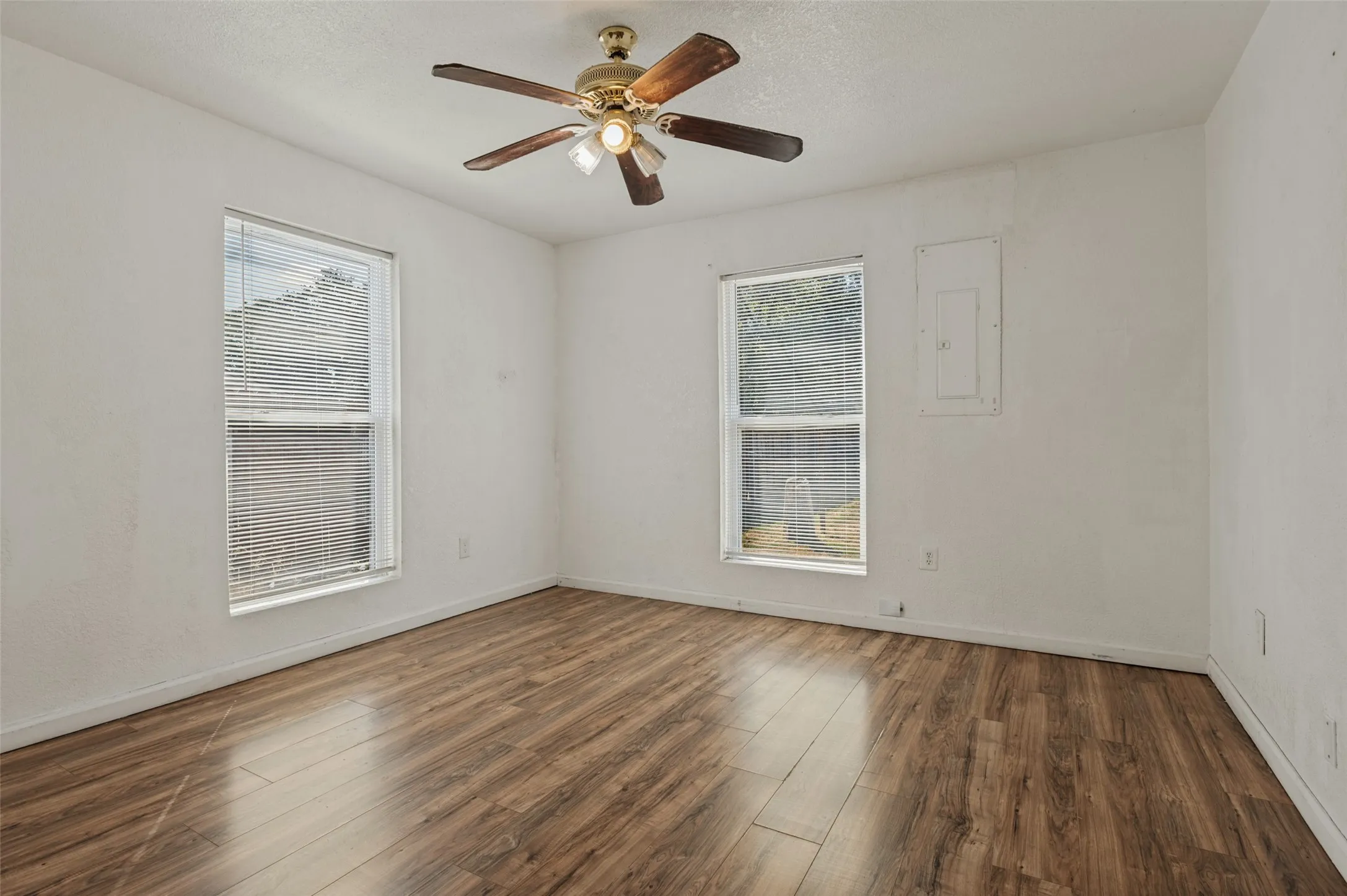 Single Family Residence For Sale in Tarrant County , 336 Belle Street, Bedford, Texas 76022, 3 Bedroom, 1 Bathroom, Garage spaces, 1,180 Sqft, built in 1952, mls#21386376, Real Estate Agent in Bedford, Homes For Sale in Tarrant county, Homes For Sale in Bedford, Realtor in Bedford Texas, Real Estate Brokerage Independent Realty Texas, Luminita Cordes Realtor