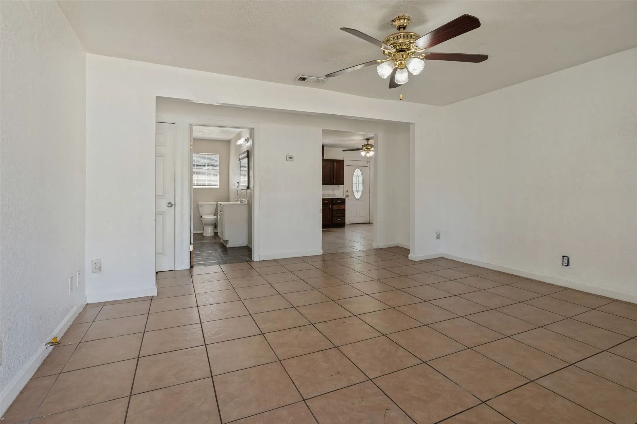 Single Family Residence For Sale in Tarrant County , 336 Belle Street, Bedford, Texas 76022, 3 Bedroom, 1 Bathroom, Garage spaces, 1,180 Sqft, built in 1952, mls#21386376, Real Estate Agent in Bedford, Homes For Sale in Tarrant county, Homes For Sale in Bedford, Realtor in Bedford Texas, Real Estate Brokerage Independent Realty Texas, Luminita Cordes Realtor
