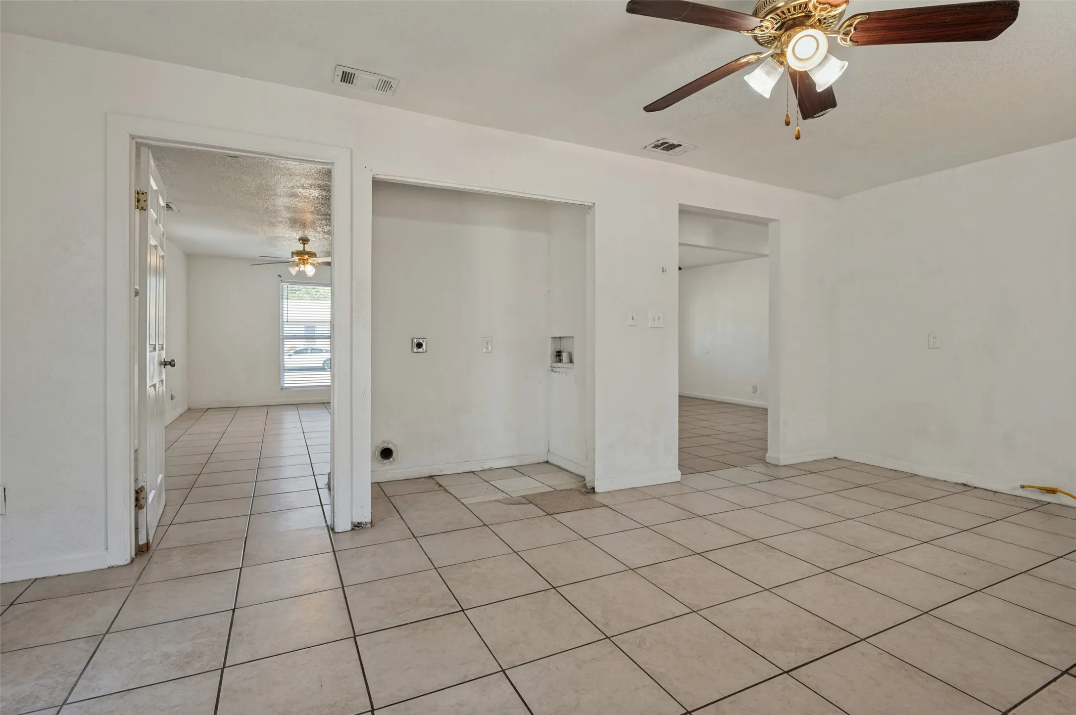 Single Family Residence For Sale in Tarrant County , 336 Belle Street, Bedford, Texas 76022, 3 Bedroom, 1 Bathroom, Garage spaces, 1,180 Sqft, built in 1952, mls#21386376, Real Estate Agent in Bedford, Homes For Sale in Tarrant county, Homes For Sale in Bedford, Realtor in Bedford Texas, Real Estate Brokerage Independent Realty Texas, Luminita Cordes Realtor