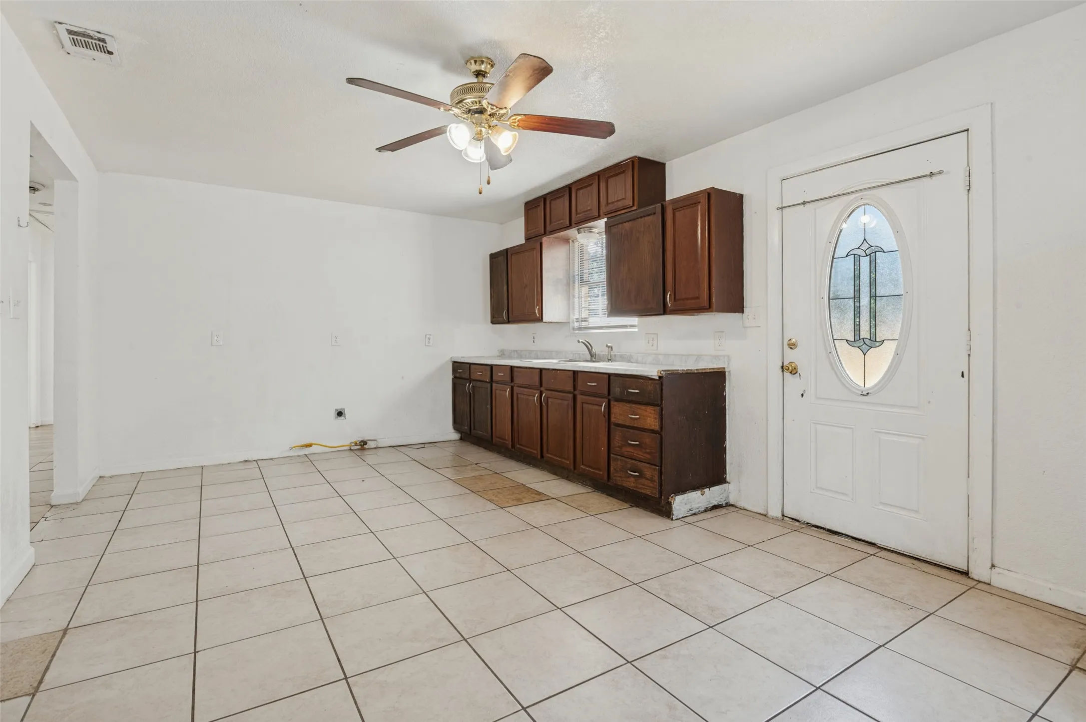 Single Family Residence For Sale in Tarrant County , 336 Belle Street, Bedford, Texas 76022, 3 Bedroom, 1 Bathroom, Garage spaces, 1,180 Sqft, built in 1952, mls#21386376, Real Estate Agent in Bedford, Homes For Sale in Tarrant county, Homes For Sale in Bedford, Realtor in Bedford Texas, Real Estate Brokerage Independent Realty Texas, Luminita Cordes Realtor